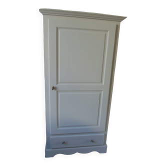 Armoire, penderie patinée gris perle finition cirée.