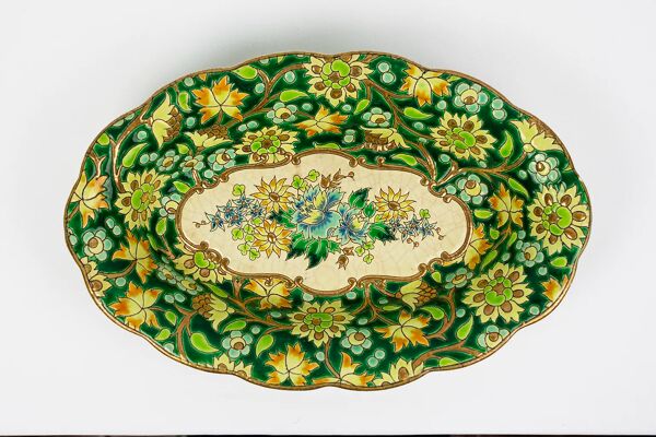 Coupe Longwy en émaux cloisonnés fond vert, décor floral polychrome et or