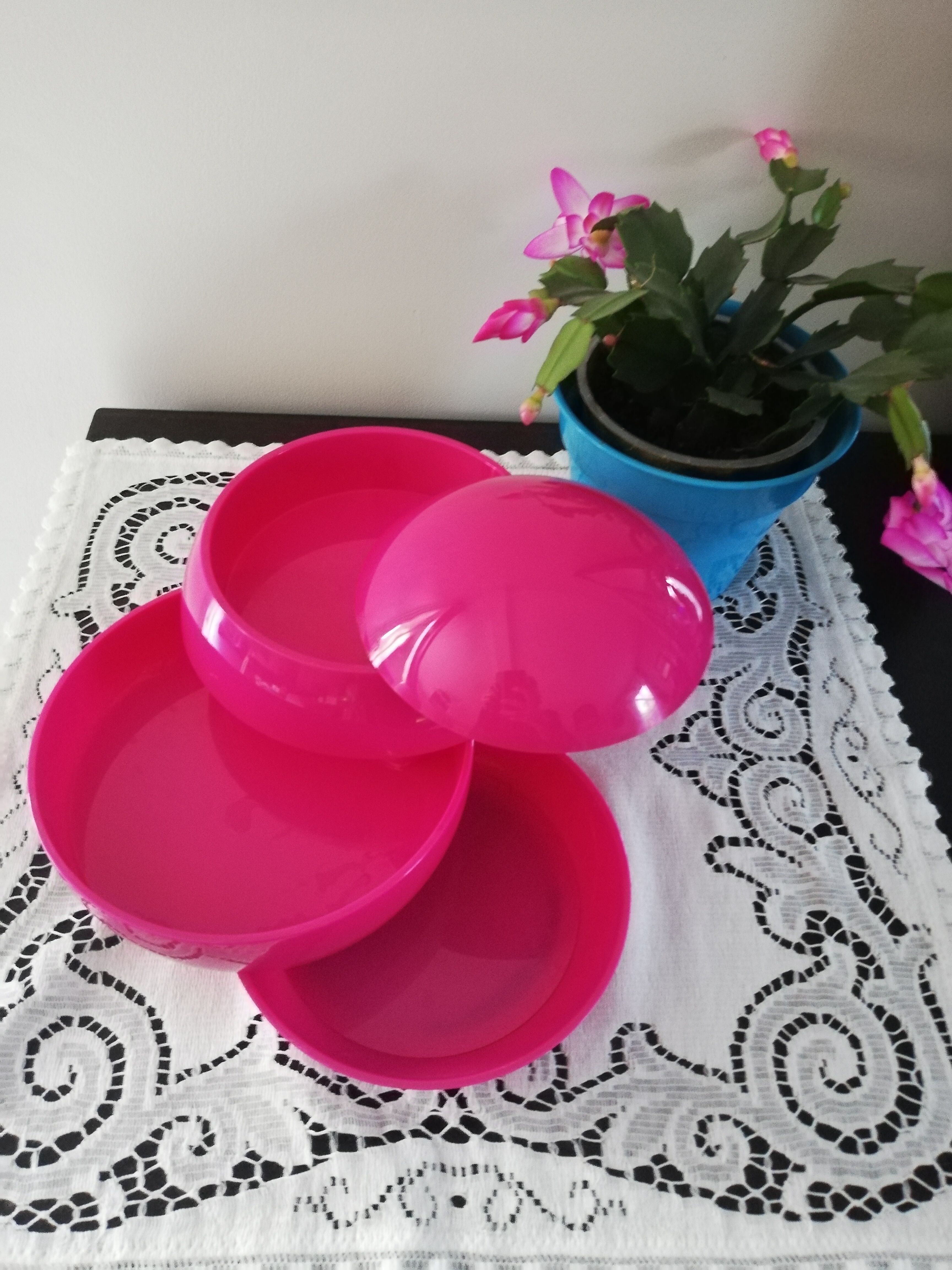 Aperitif servant, sewing, desk