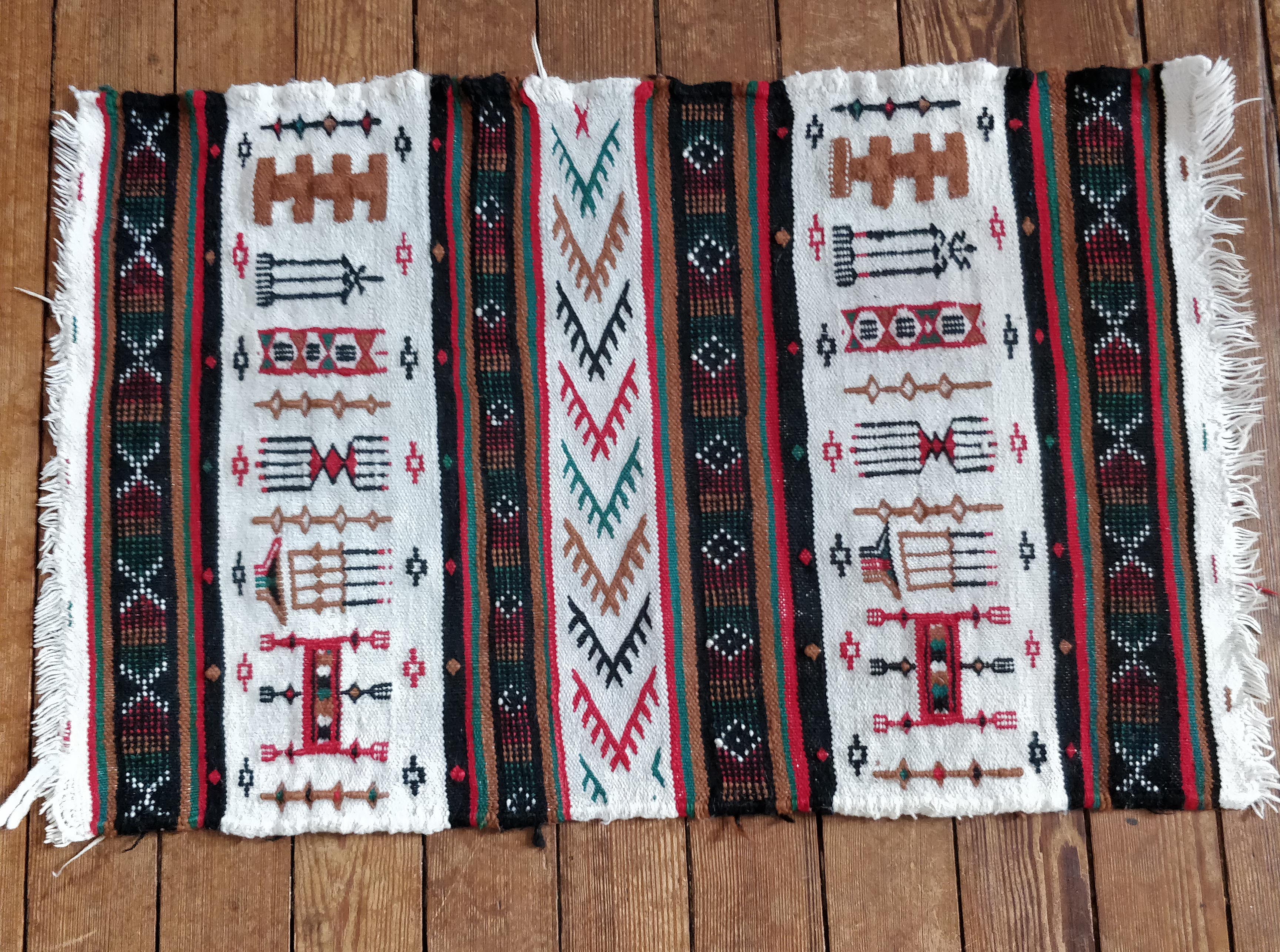 Small Berber vintage rug 47x75cm