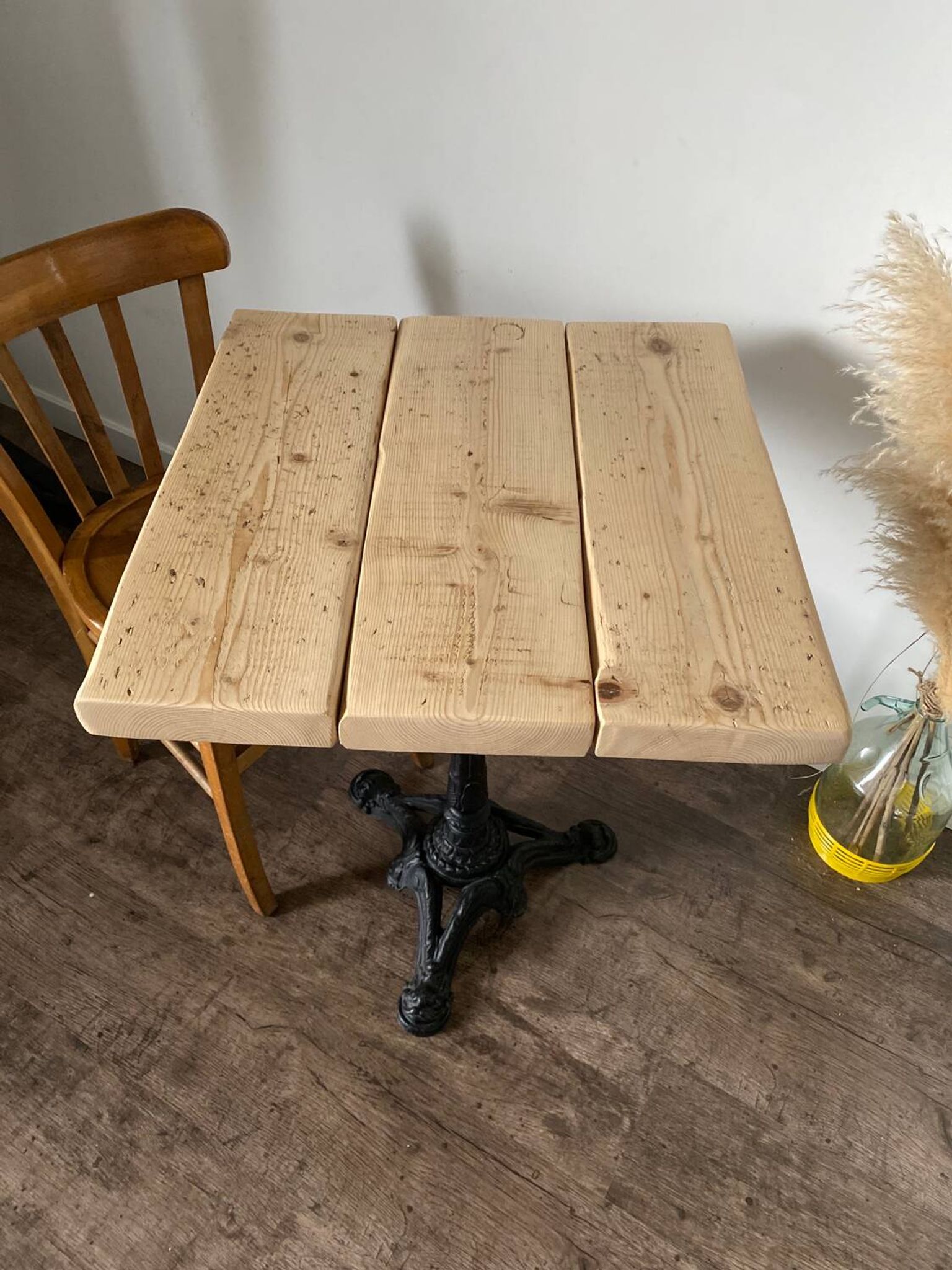 Bistro table with a central cast iron base in industrial style.