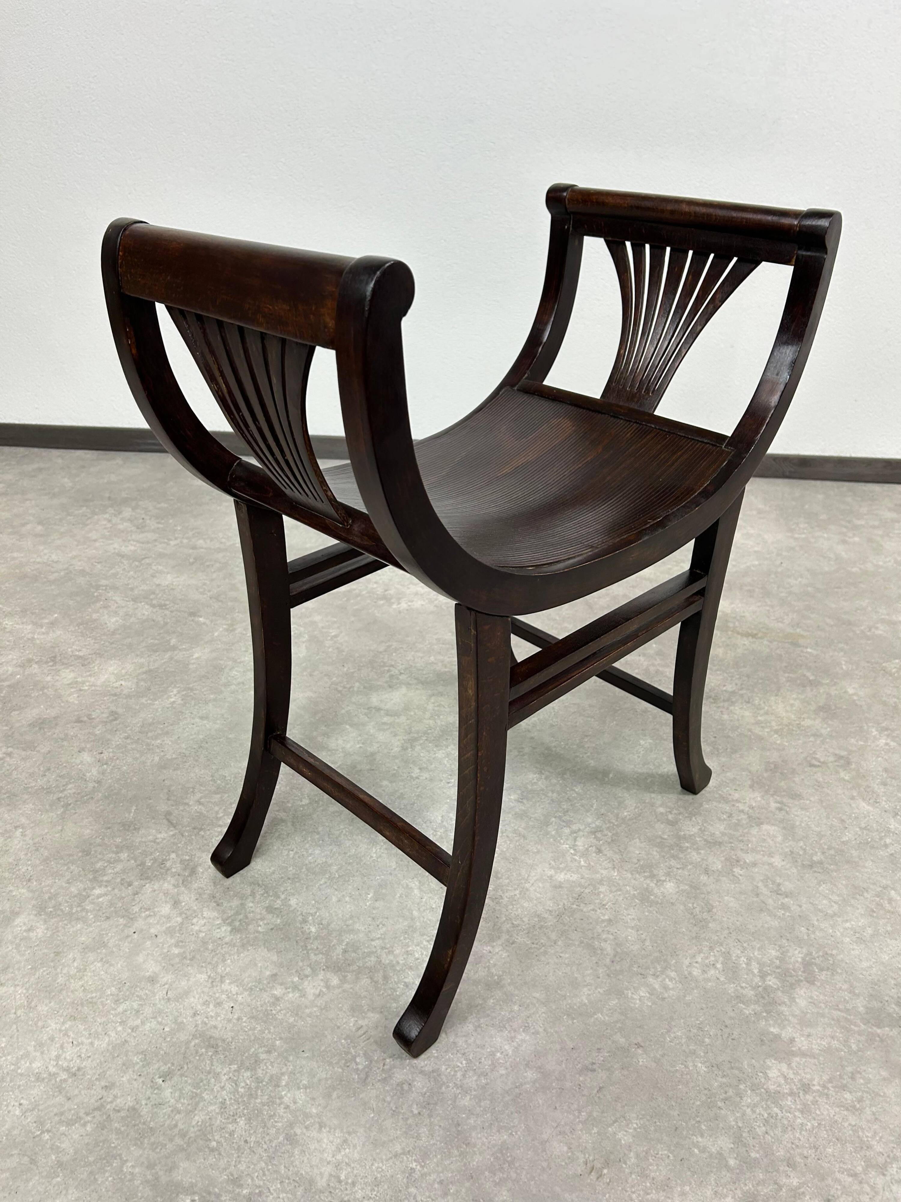 Causeuse no.6623 par Thonet