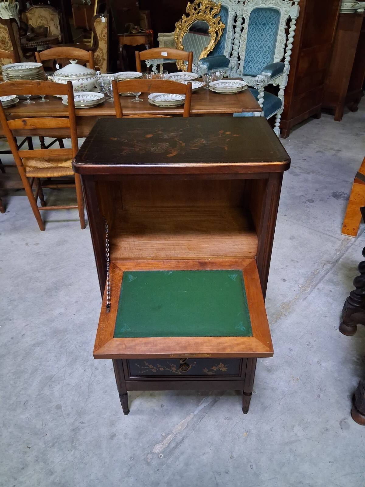 Secretary / wooden cabinet with Chinese lacquer panels