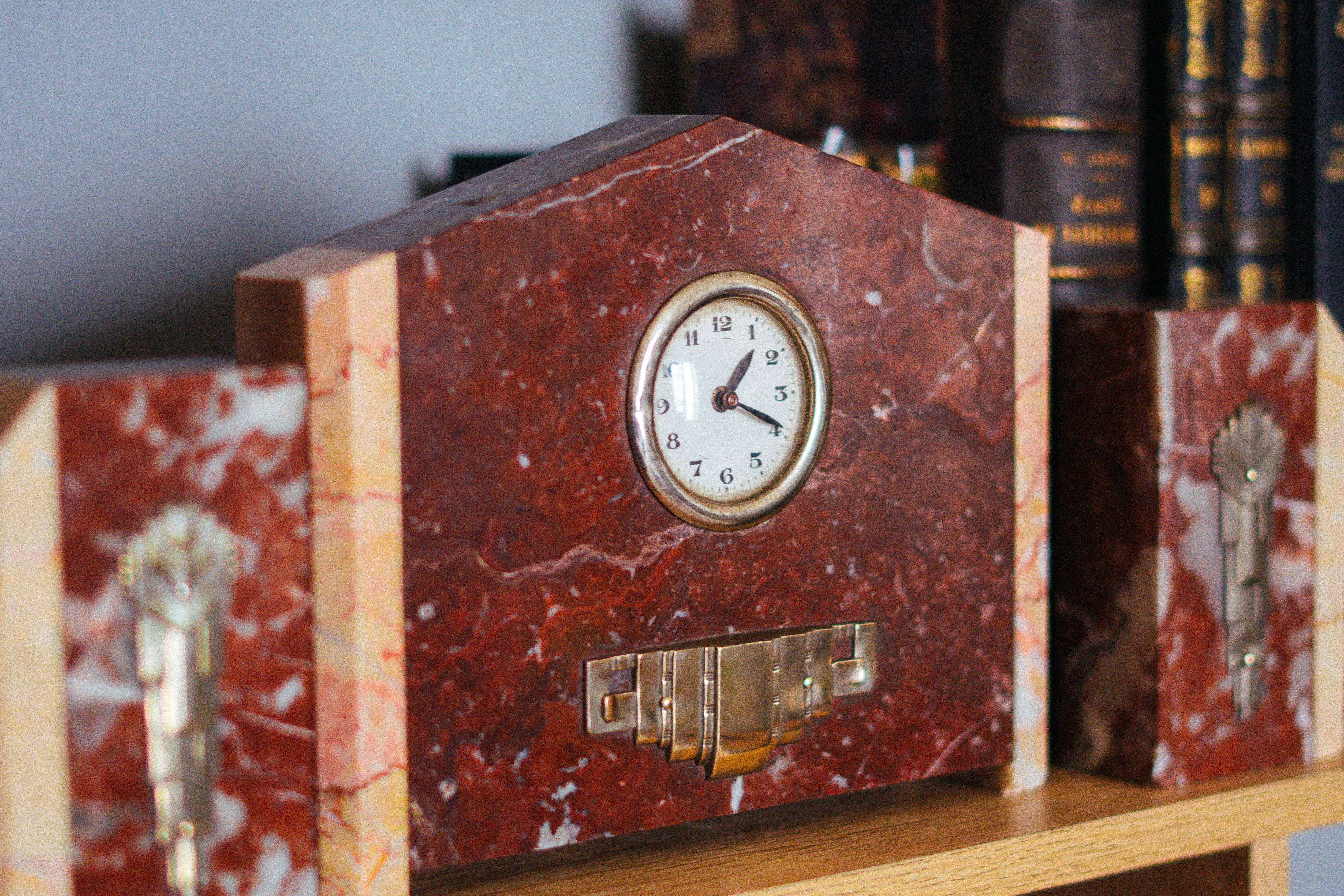 Ancienne horloge et paire de serres livres bibliotheque cheminée