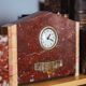Ancienne horloge et paire de serres livres bibliotheque cheminée
