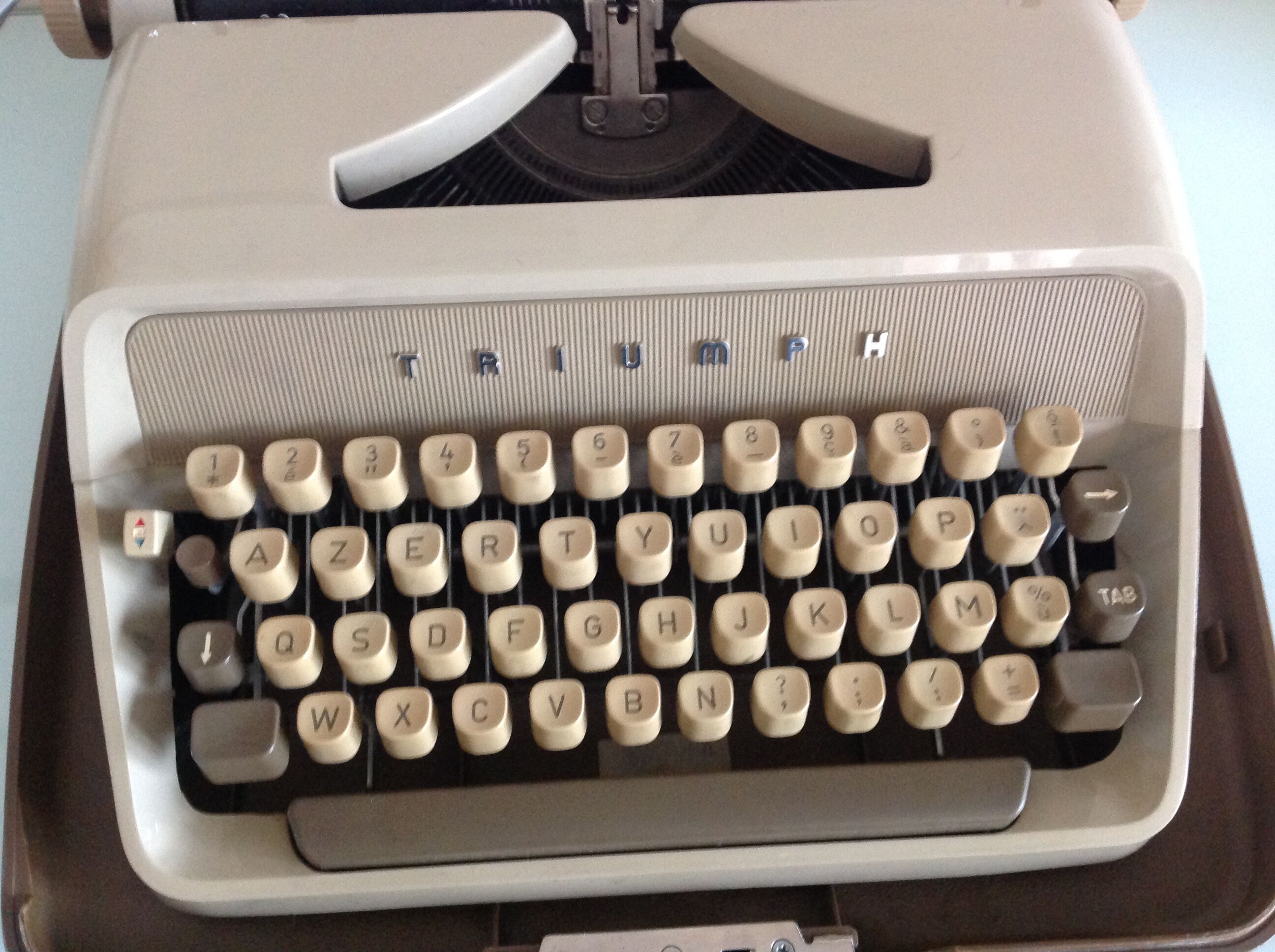 Triumph Gabriele E beige/ vintage 60s writing machine