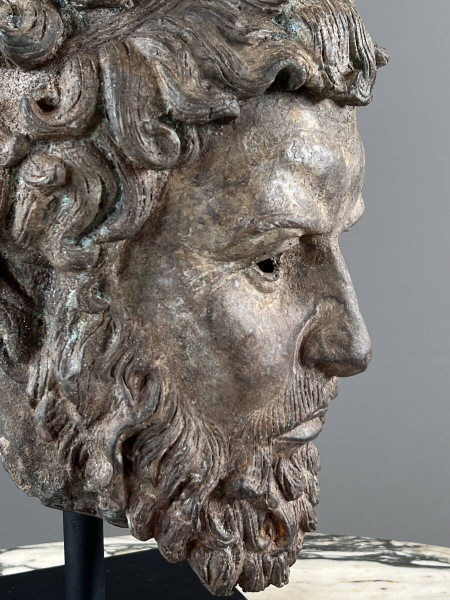 Sculptural bust in bronze on a base, 20th century