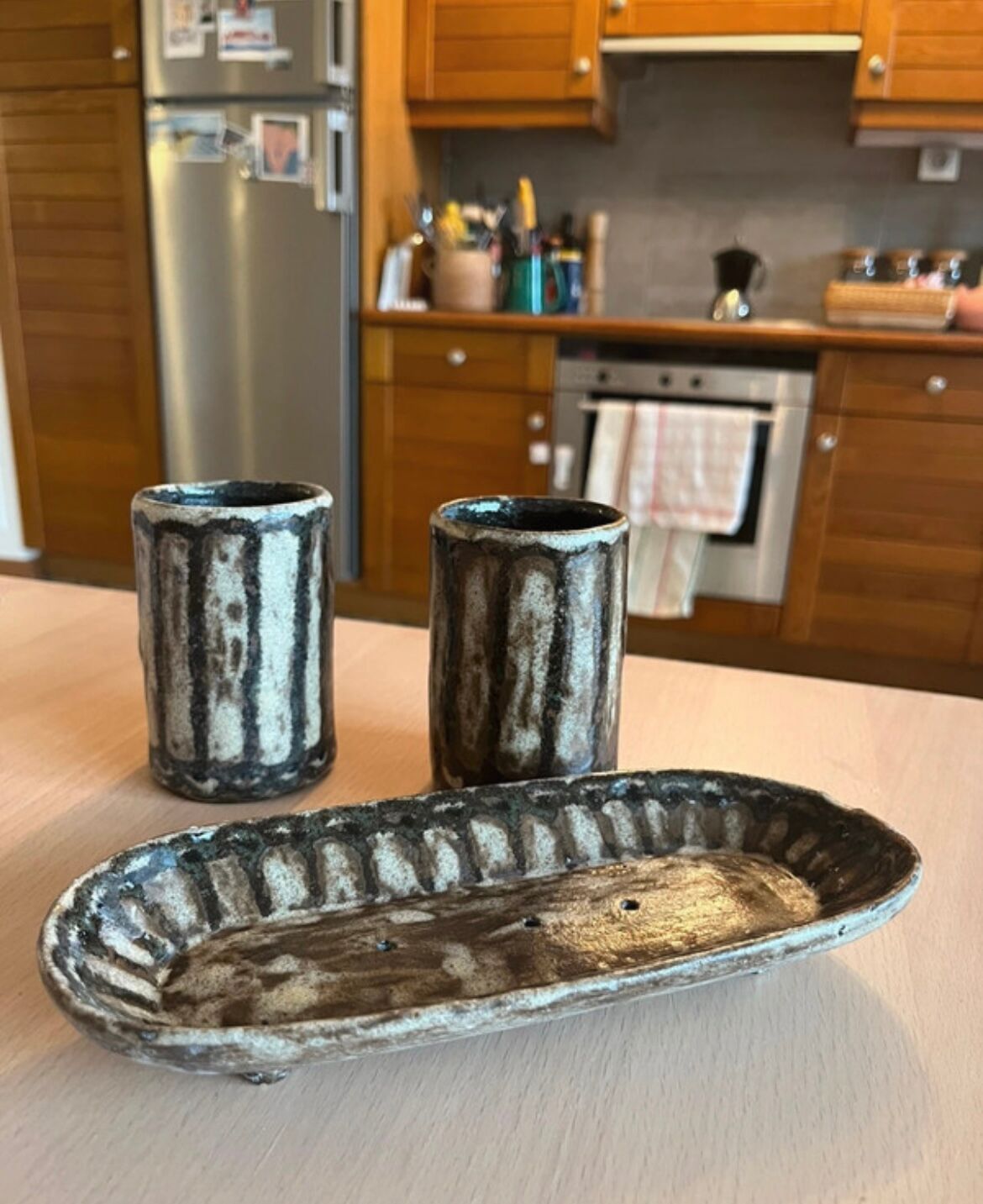 Ceramic soap dish and 2 assorted glasses