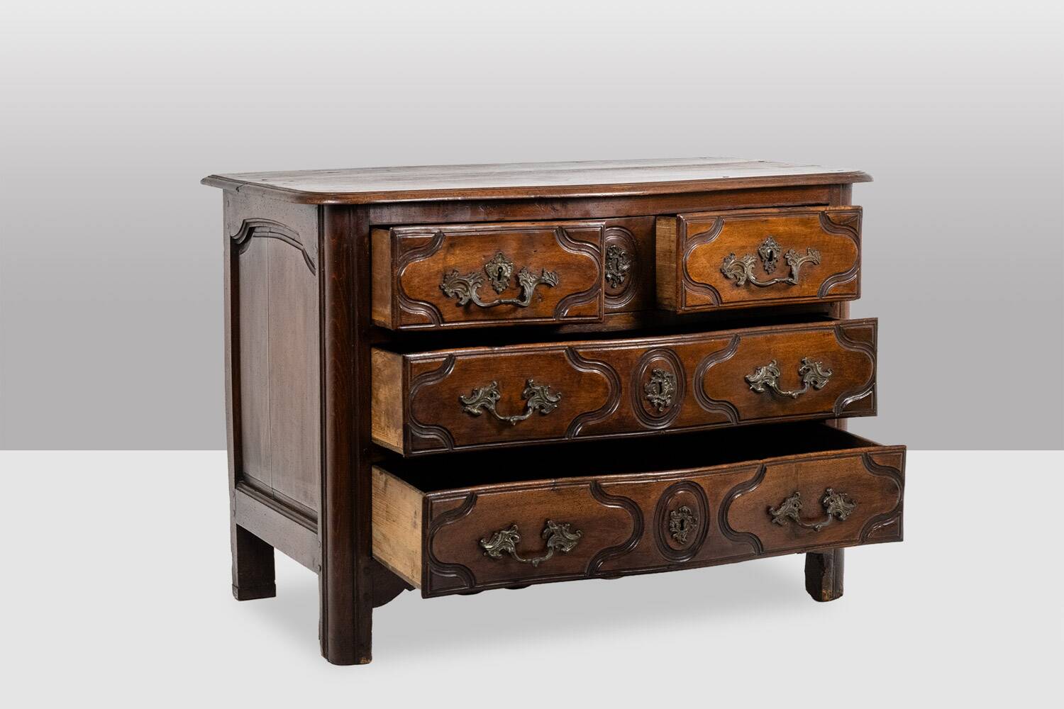 Parisian chest of drawers with 5 drawers, made of solid walnut, from the Louis XIV period.
