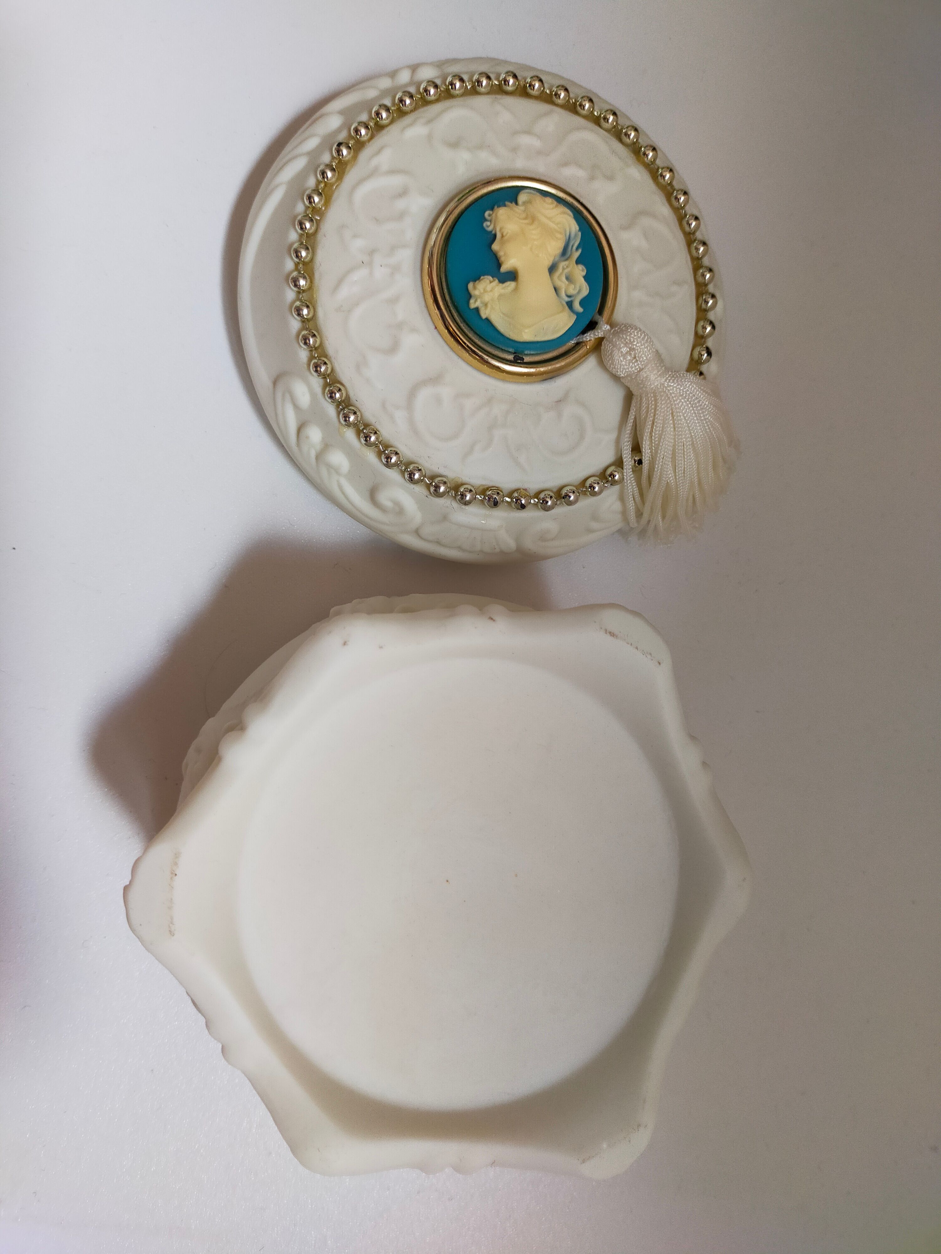 Boîte à bijoux en biscuit vintage