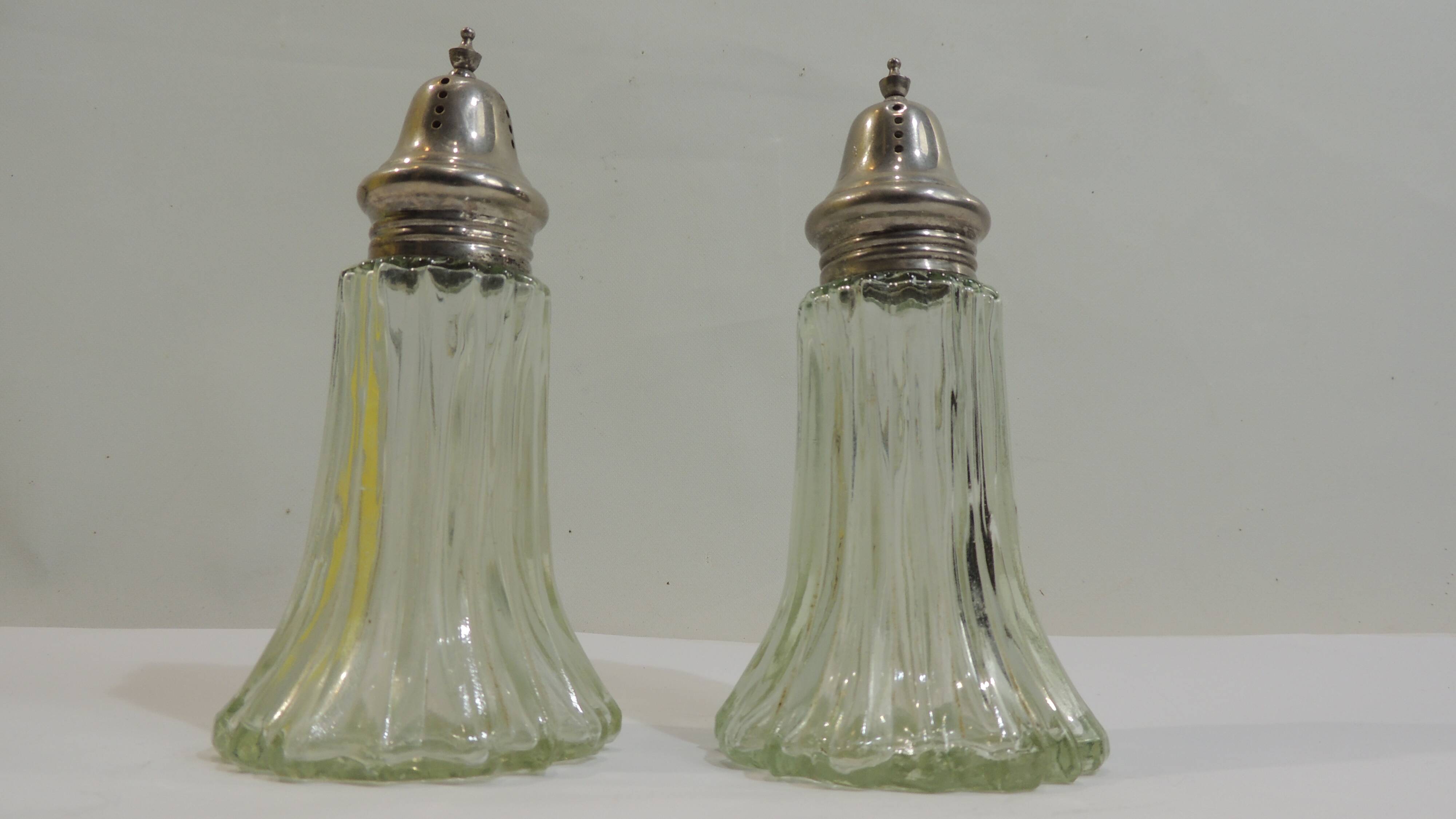 set of 2 condiment dispensers / salt shakers / pepper shakers / sugar bowls / shakers