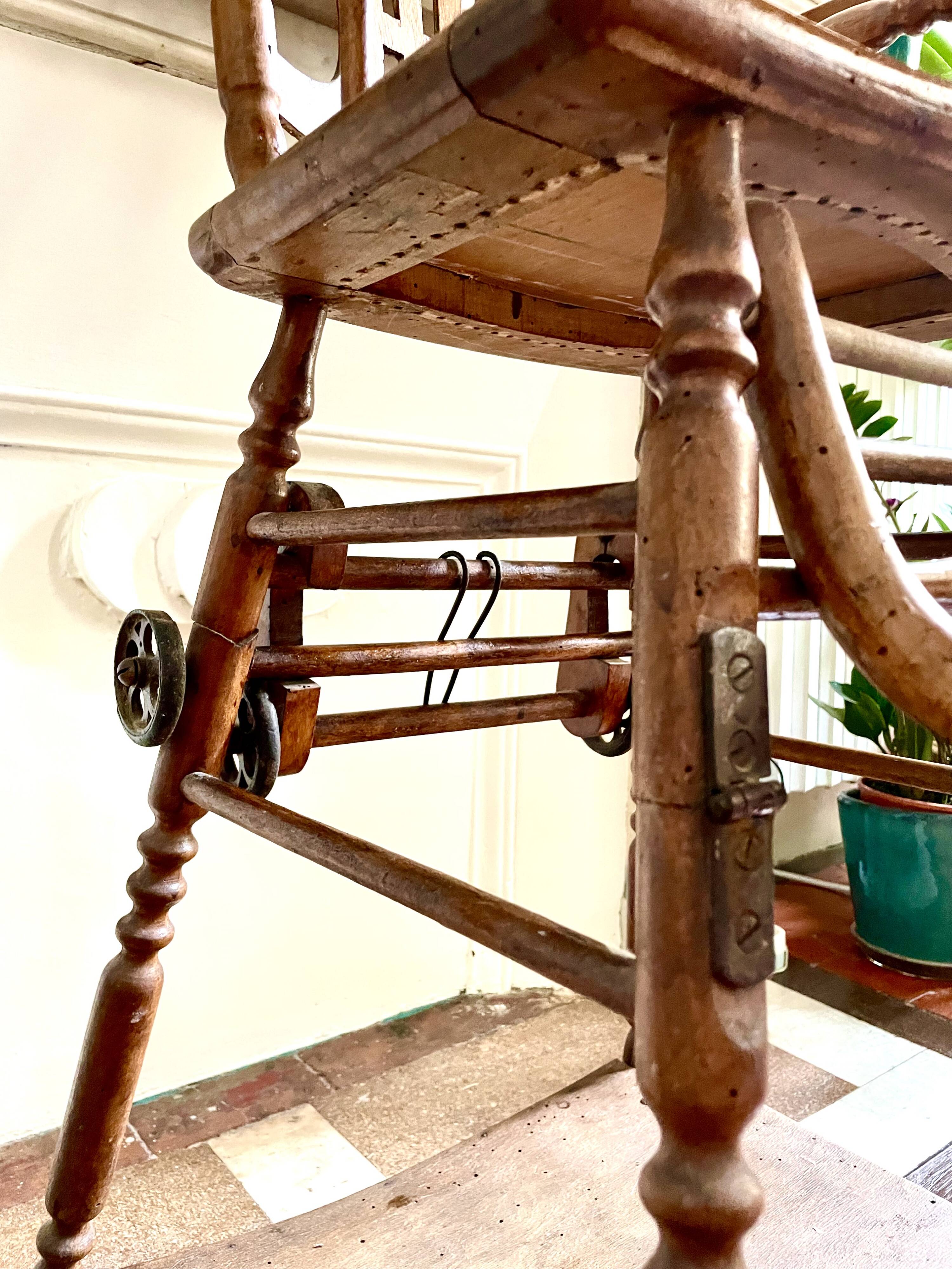 Chaise haute bébé ancienne