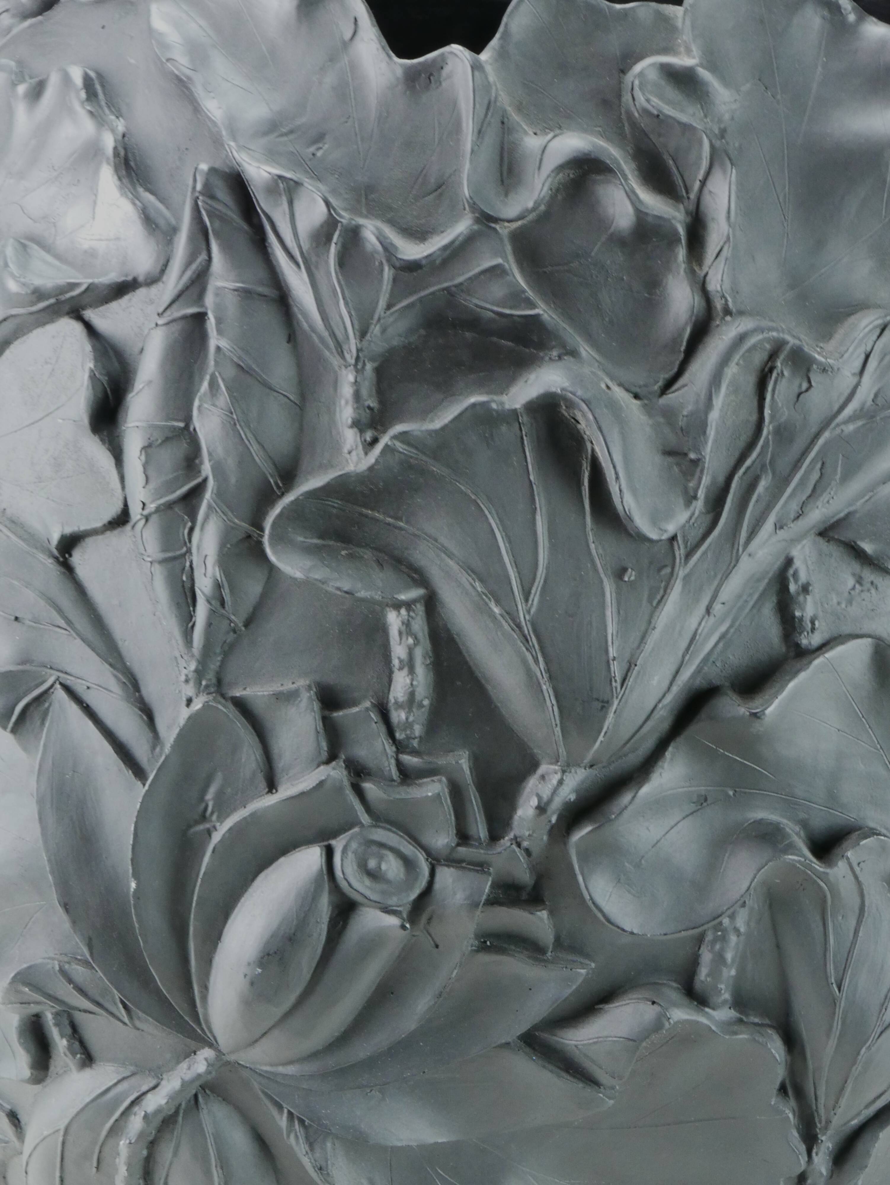 Black resin vase Lotus publisher VGnewtrend