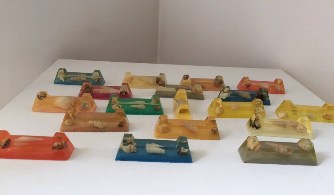 1950s Vintage Resin Shell Knife Rest