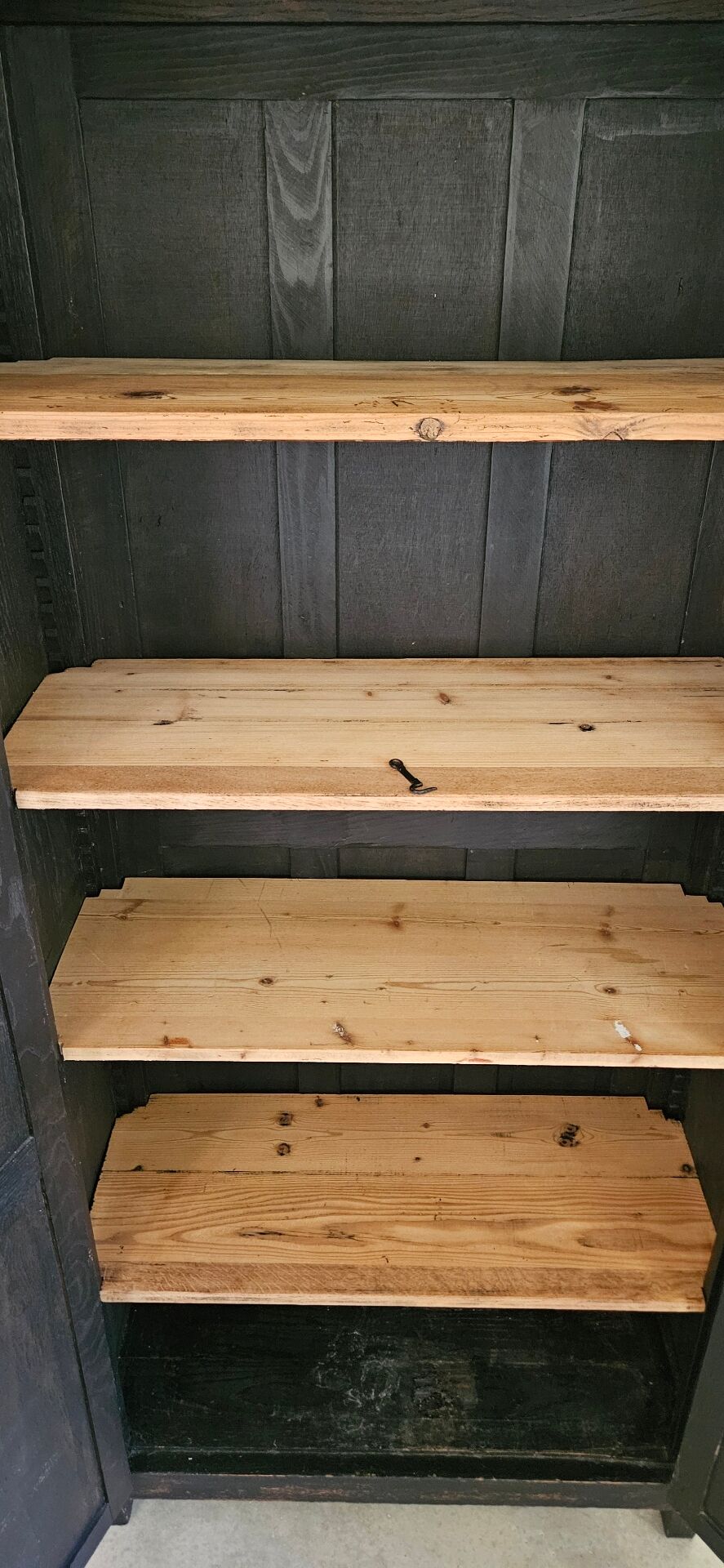 Ancienne Armoire parisienne d’école bois chêne noir