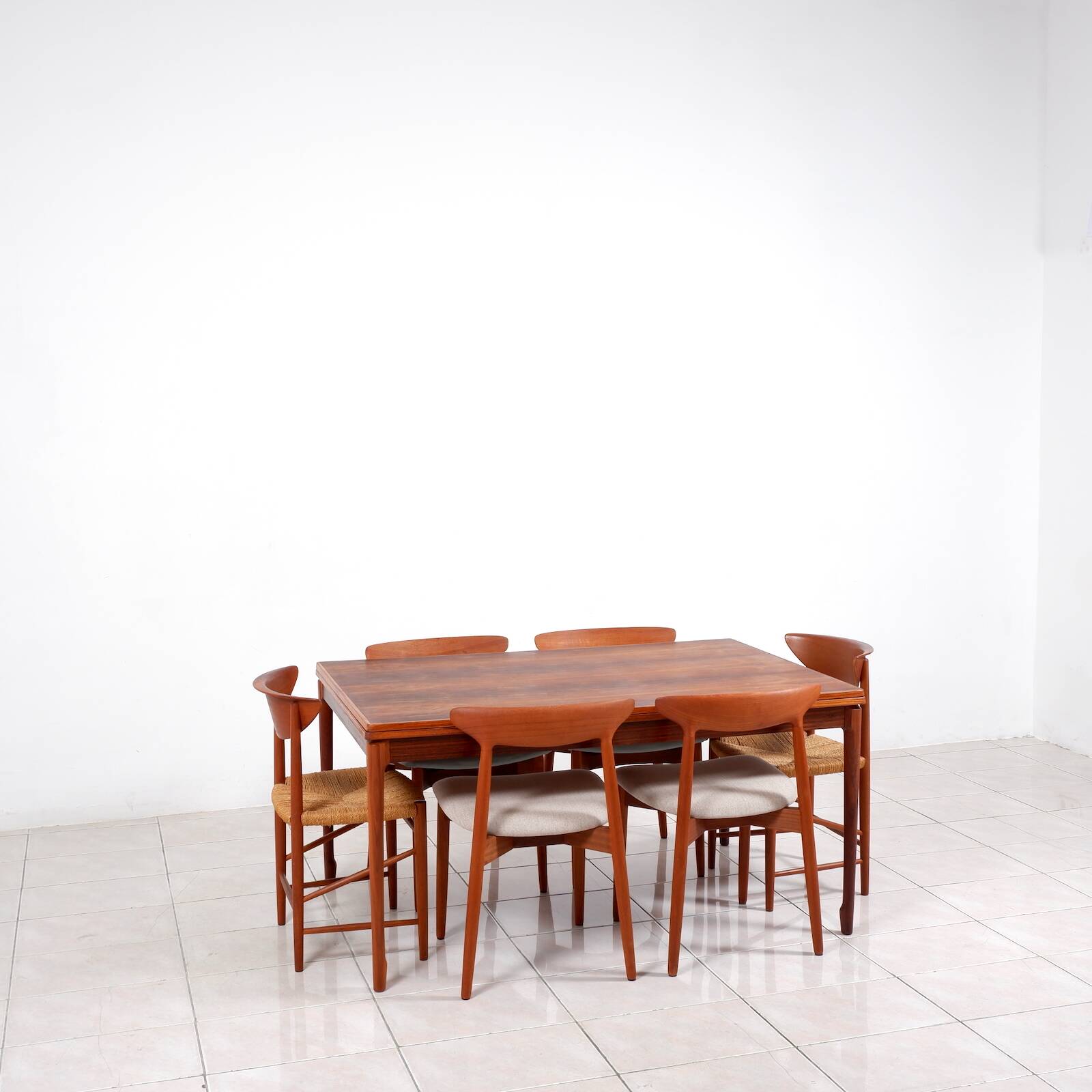 Grande table à manger extensible en palissandre brésilien par H. Sigh & Son