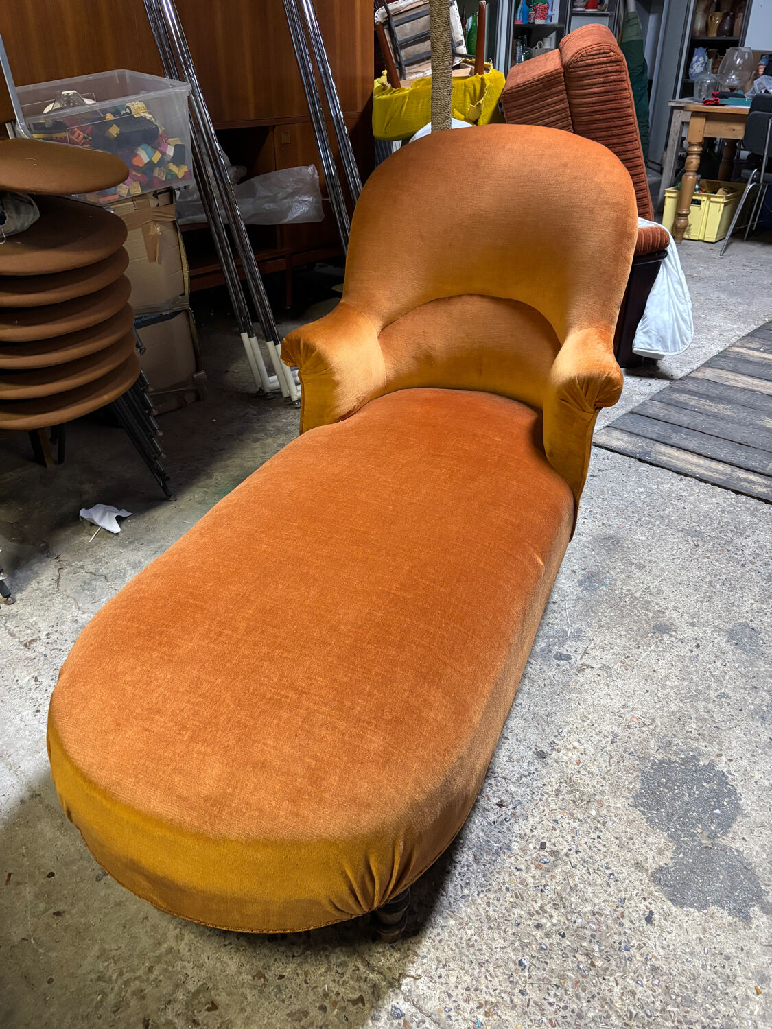 Antique velvet chaise longue