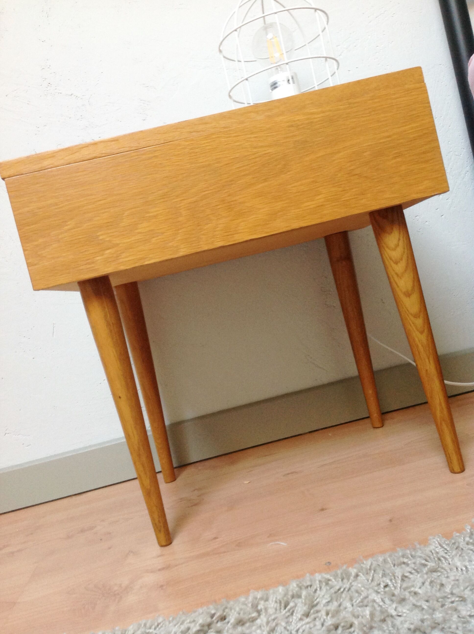 Table de chevet en bois verni style scandinave / vintage années 60-70