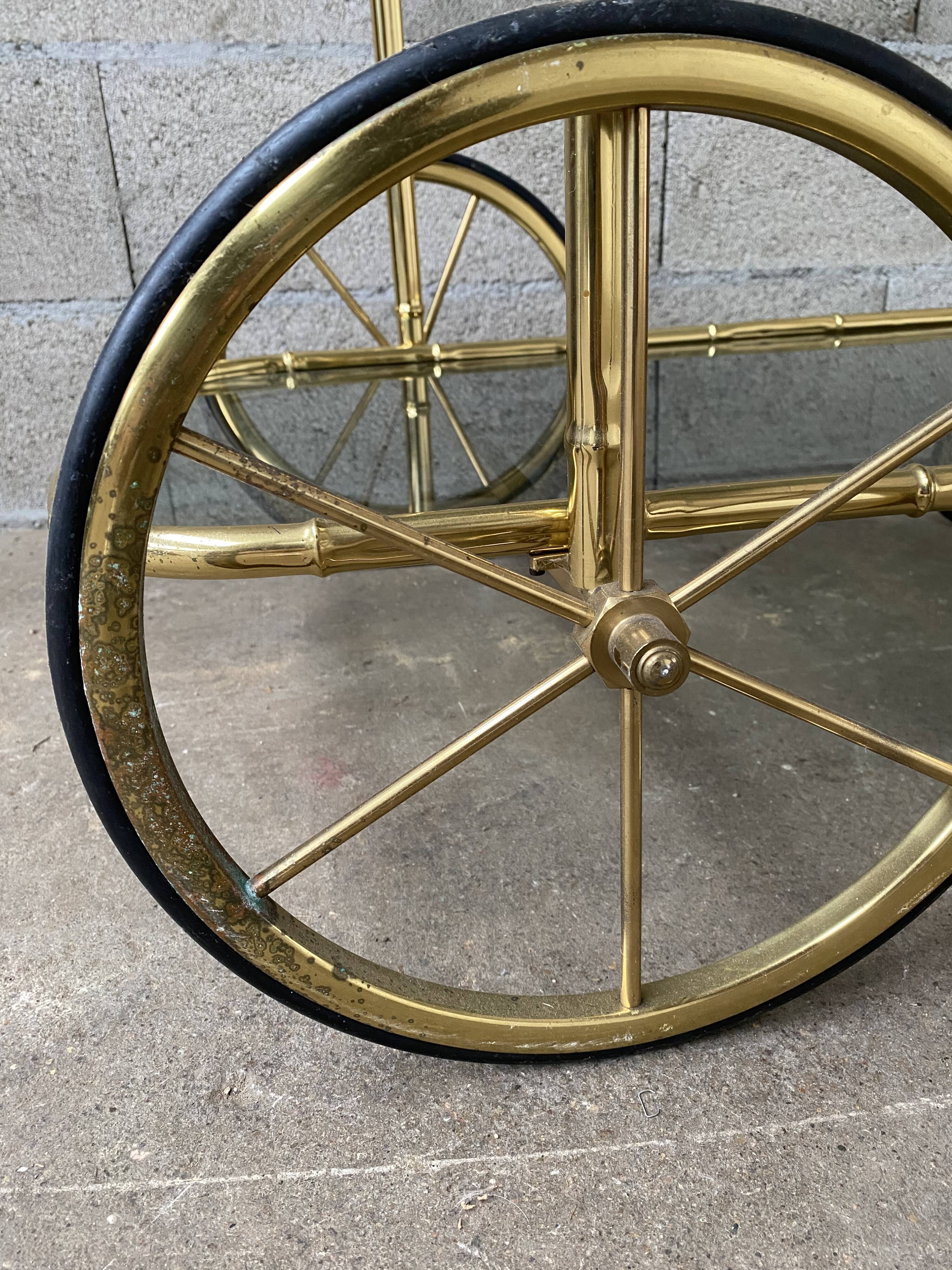 Desserte a roulettes laiton