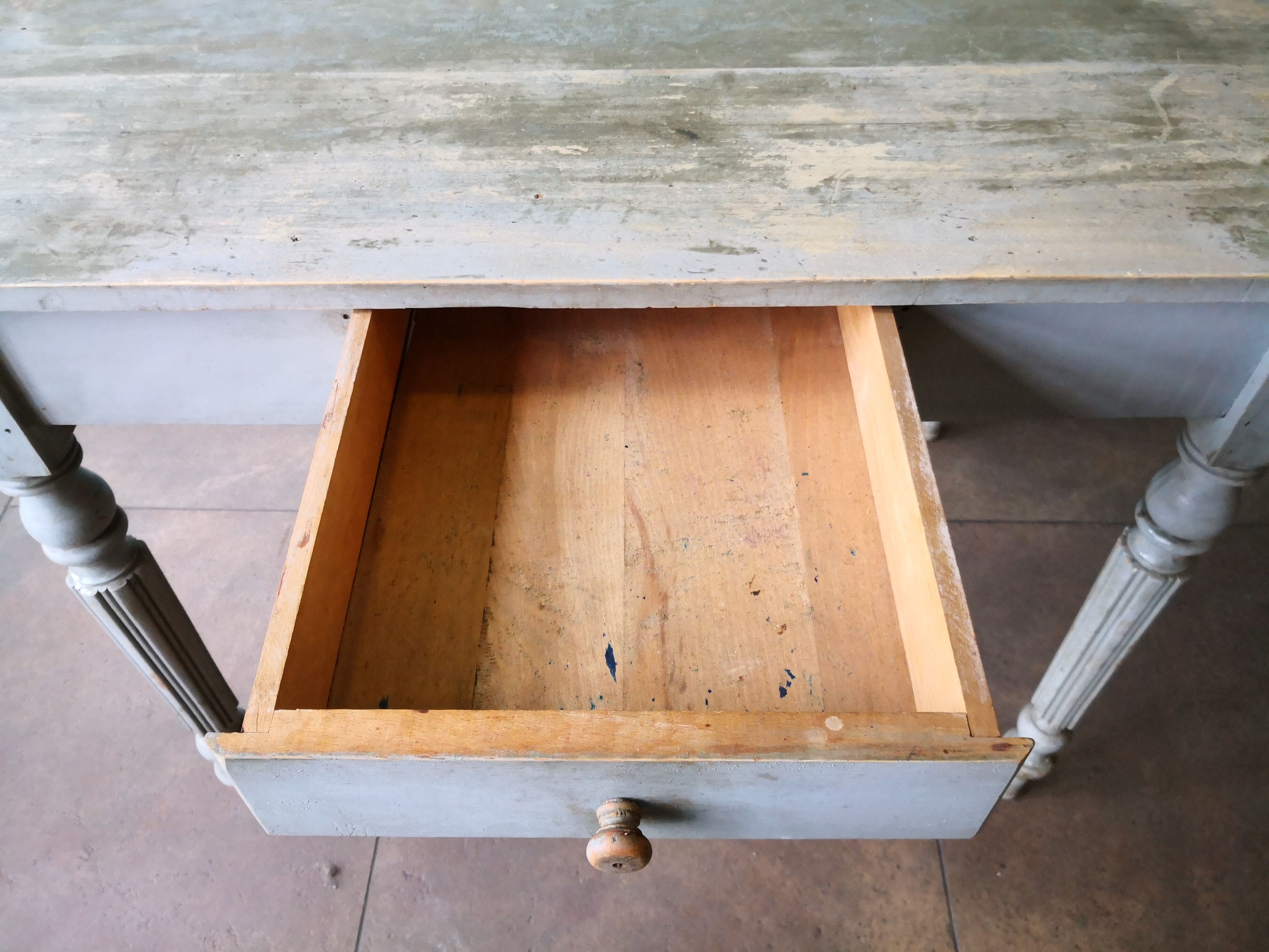 Table en bois bureau patine grise