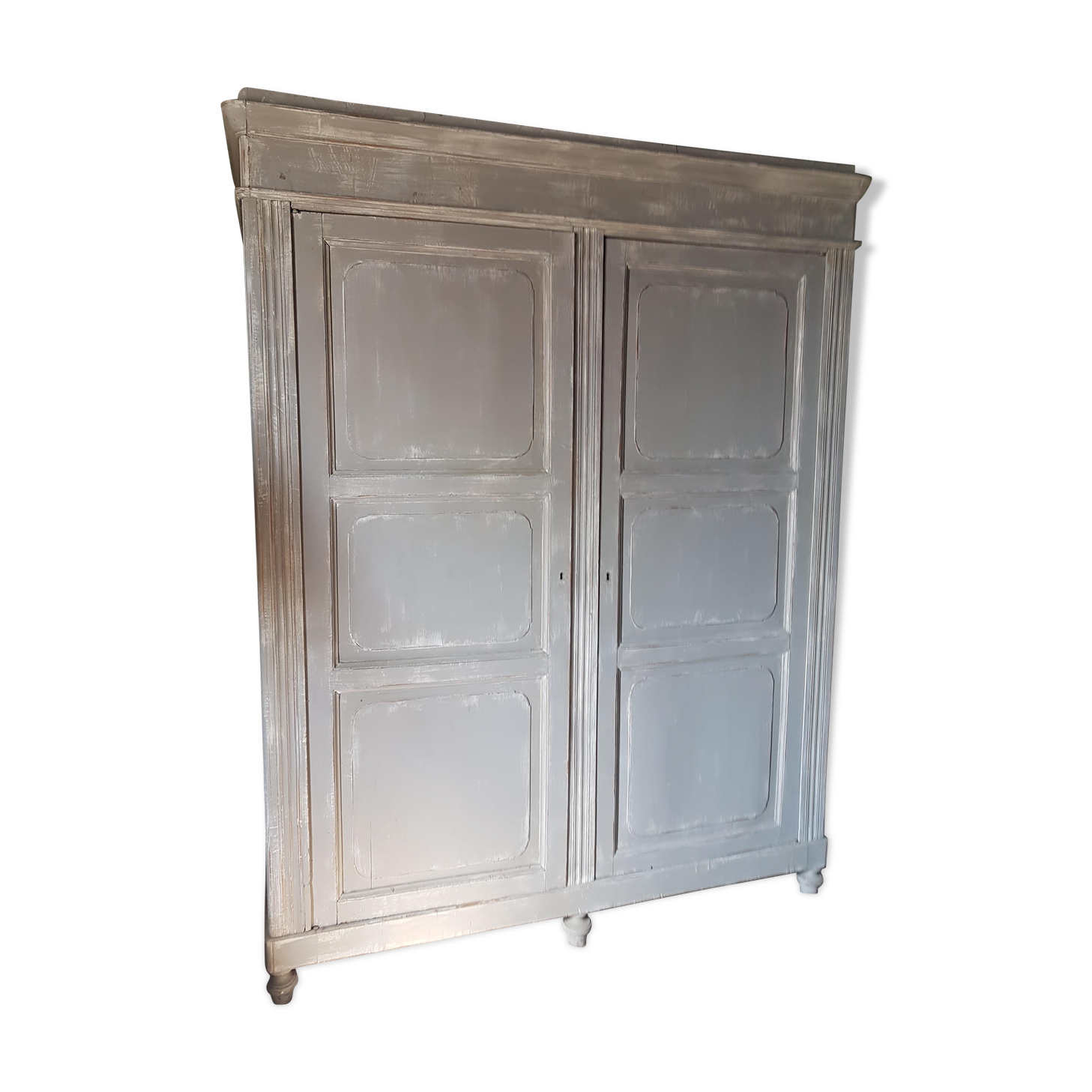2-door wooden cabinet