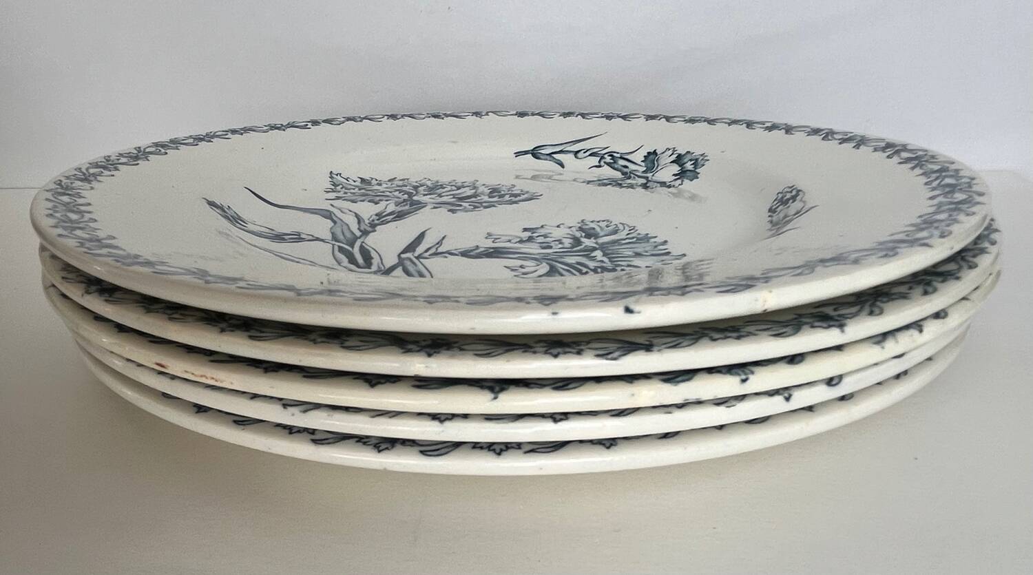 5 assiettes en terre de fer œillets K&G