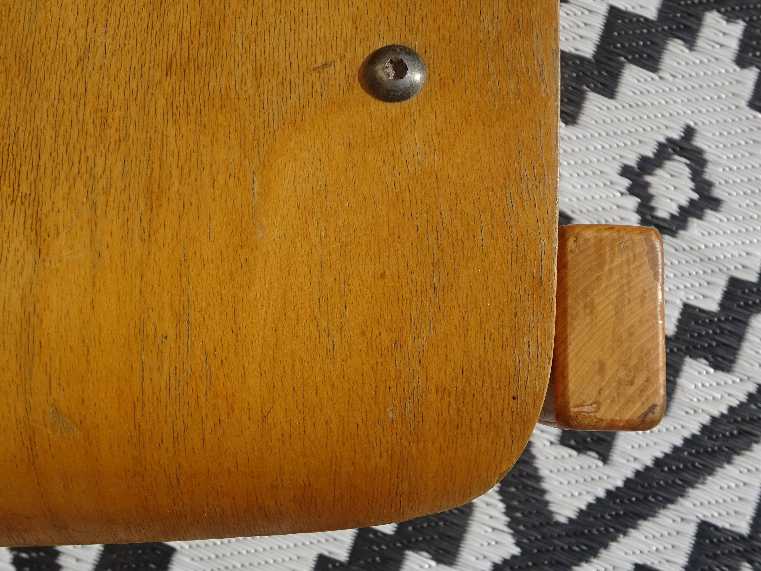 Paire de chaises en bois clair, assise et dossier post formé