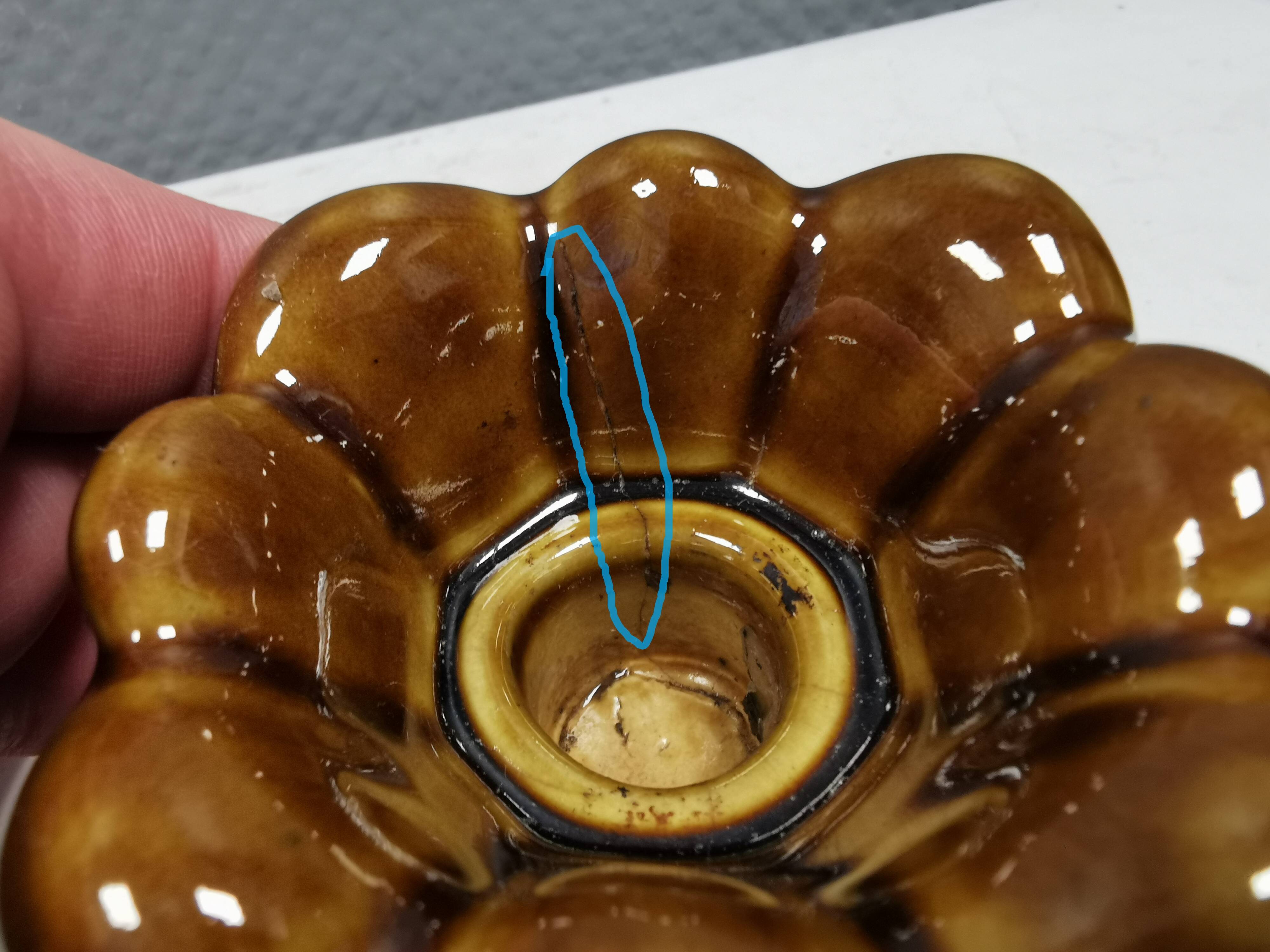 Bougeoir en glaçure dorée par le céramiste danois Michael Andersen