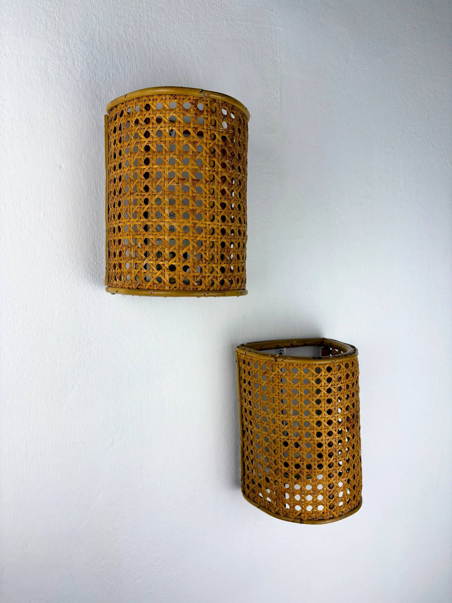 Pair of mid-century woven wicker & rattan wall sconces – Italy 1960s