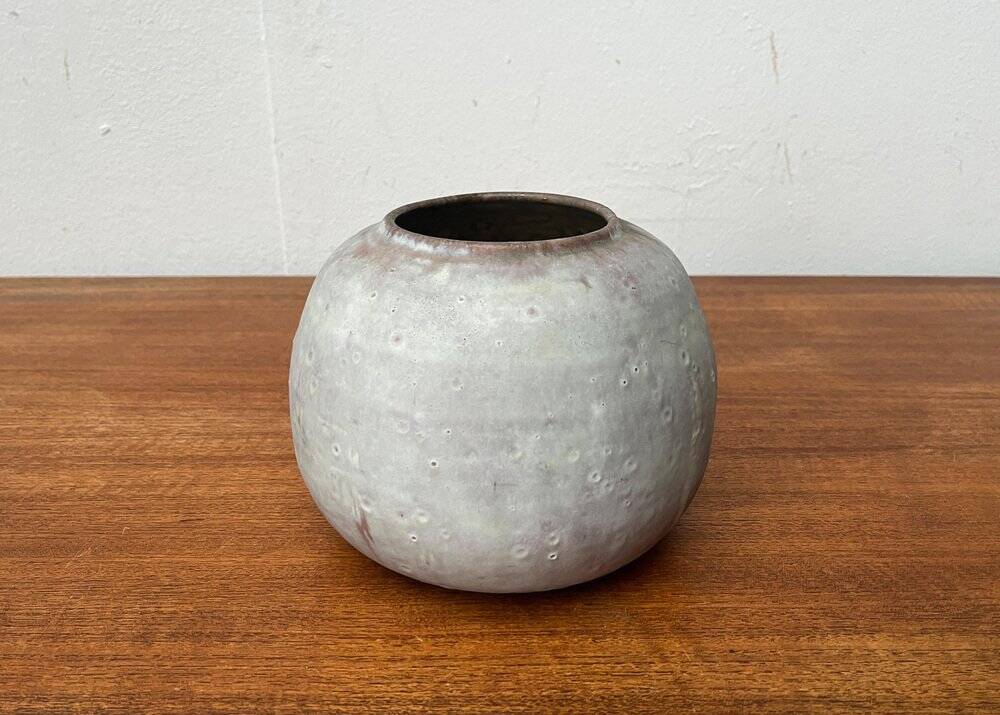 Minimalist vase from a German workshop from the mid-century by Lu and Gerd Grove, 1961.