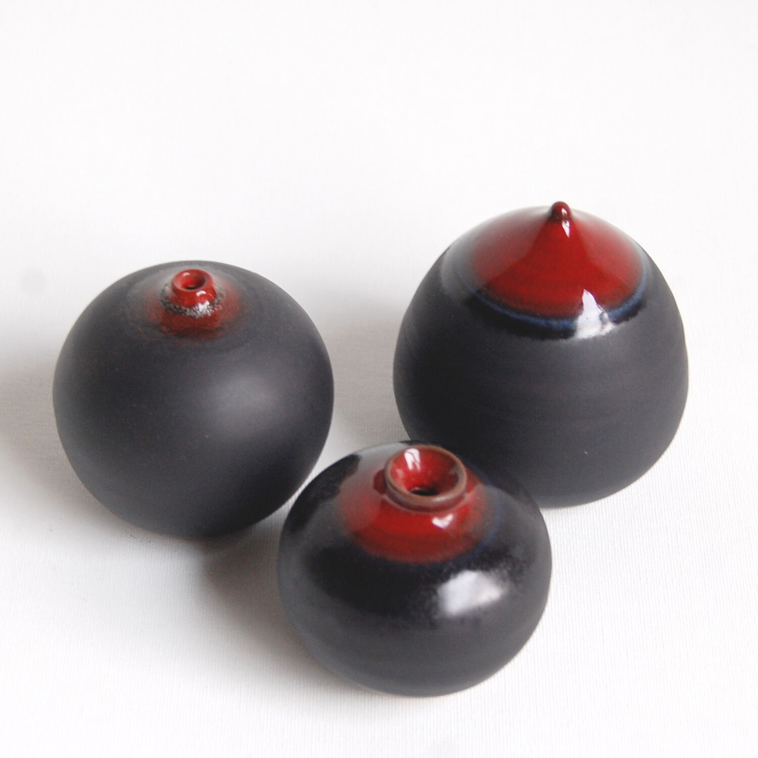 Trio de céramiques noires et rouge par Antonio Lampecco