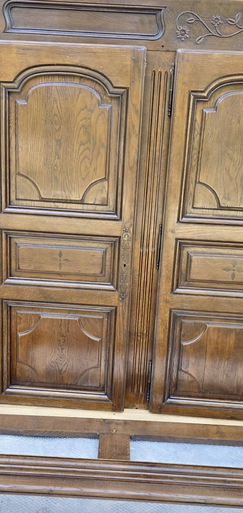 French handcrafted oak wardrobe – House of Centuries