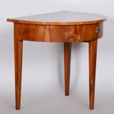 Table d’appoint en noyer Biedermeier restaurée, polonaise relancée, Tchéquie, années 1820