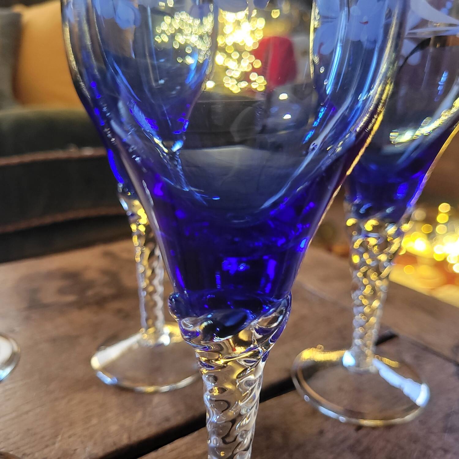 6 verres à pied d'art, bleu cobalt émaillé et doré