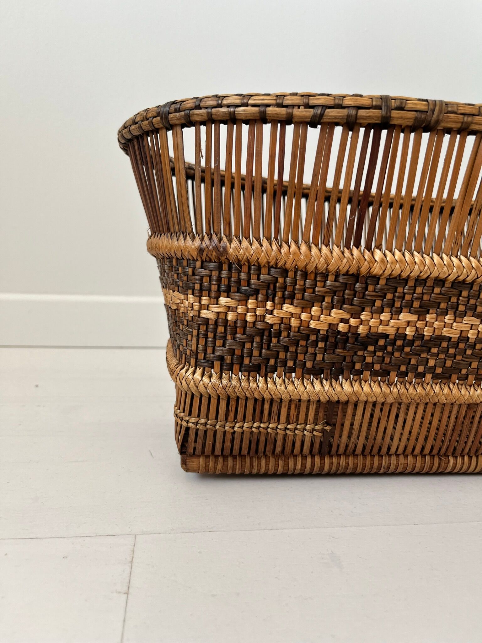 Pot cover in wicker and rattan