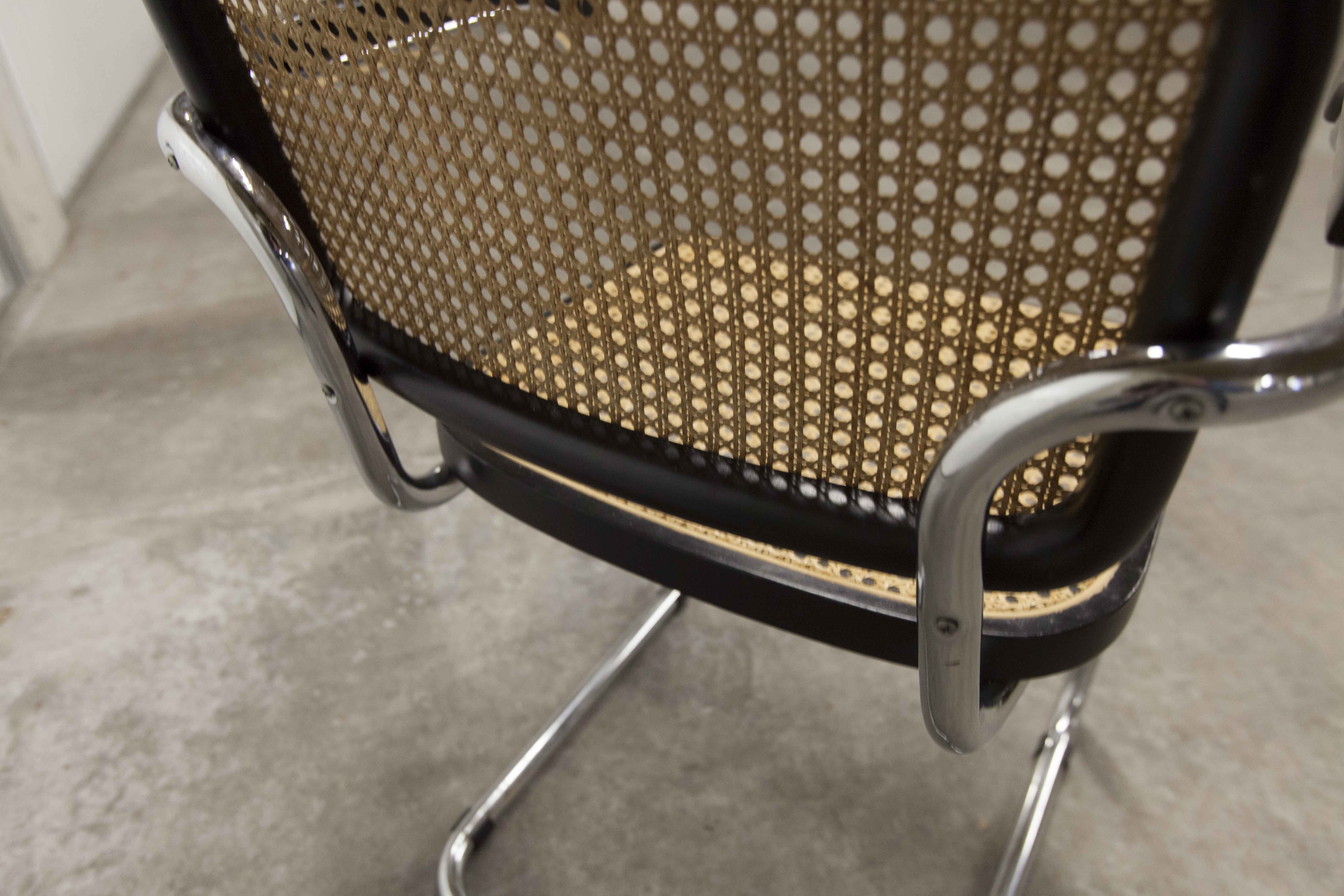 Fauteuil b64 Breuer noir cannage accoudoirs et tampons neufs