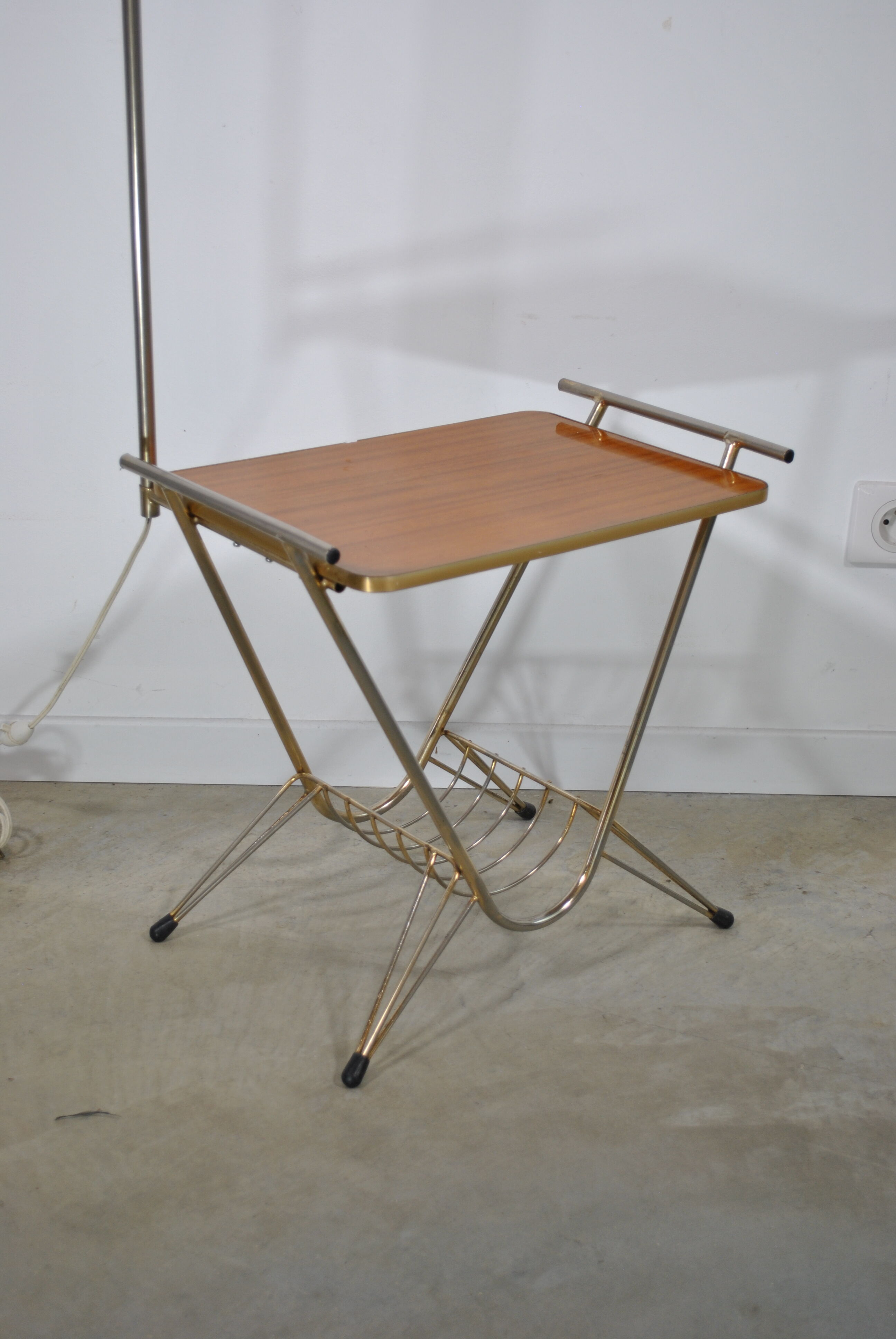 Smooth floor lamp magazine holder
