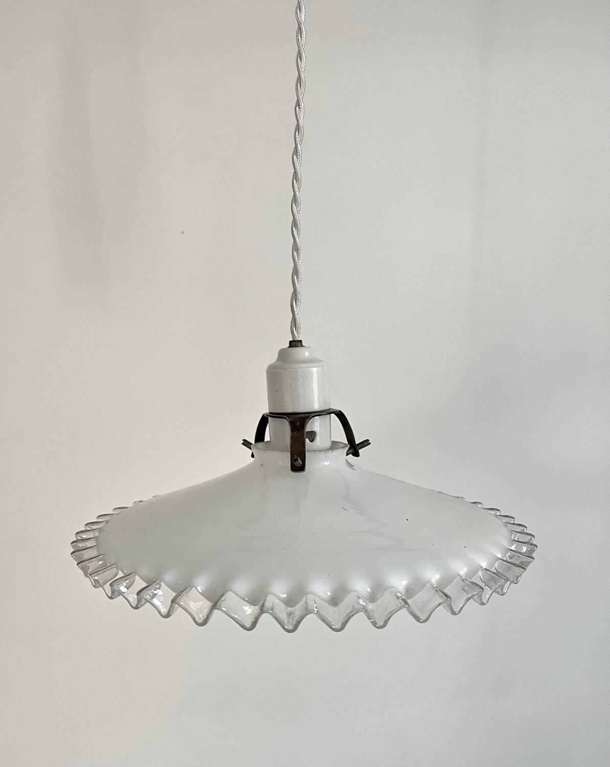Suspension ancienne en opaline et porcelaine