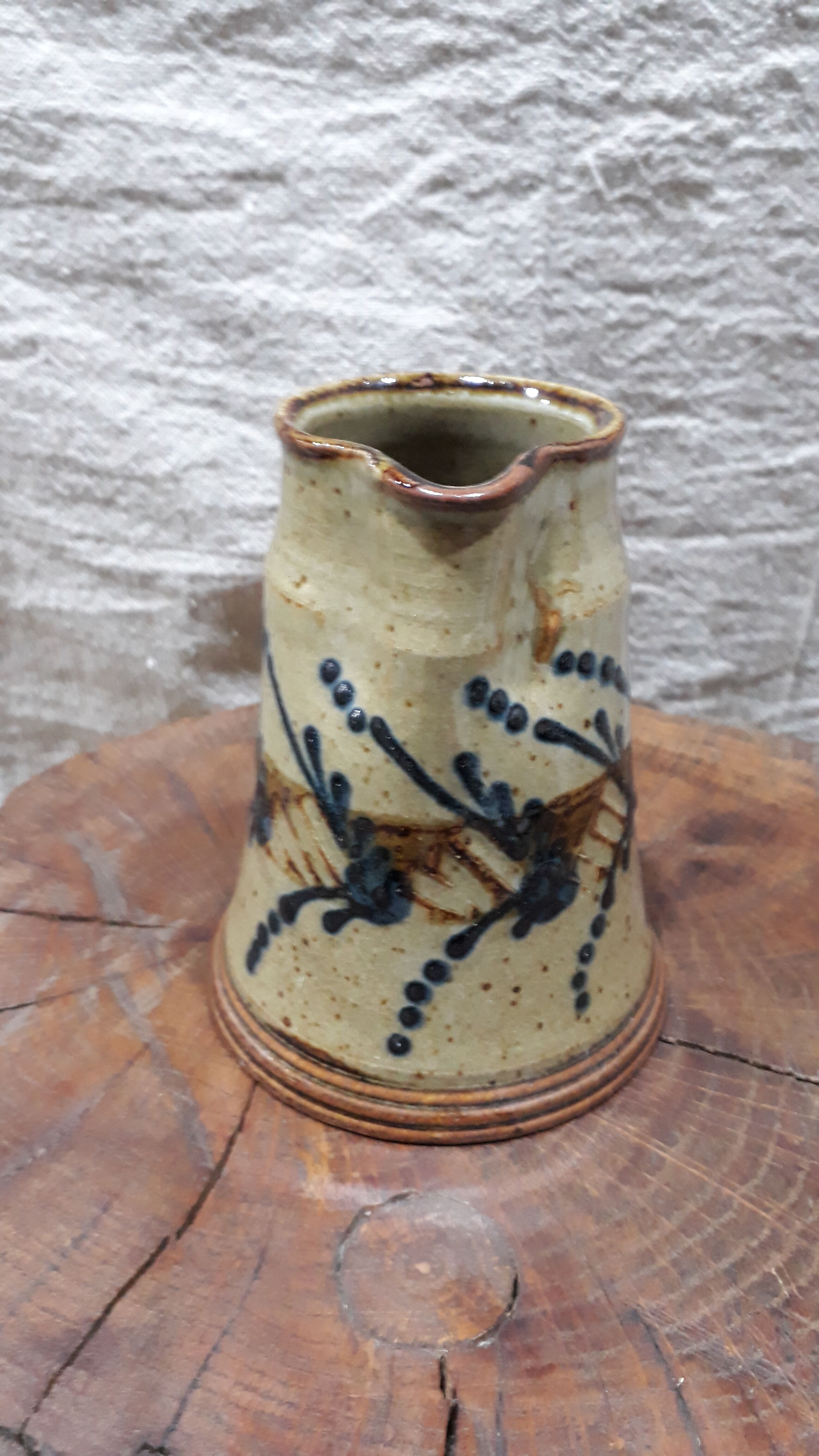 Pichet en terre de berry décoré à la main et signé