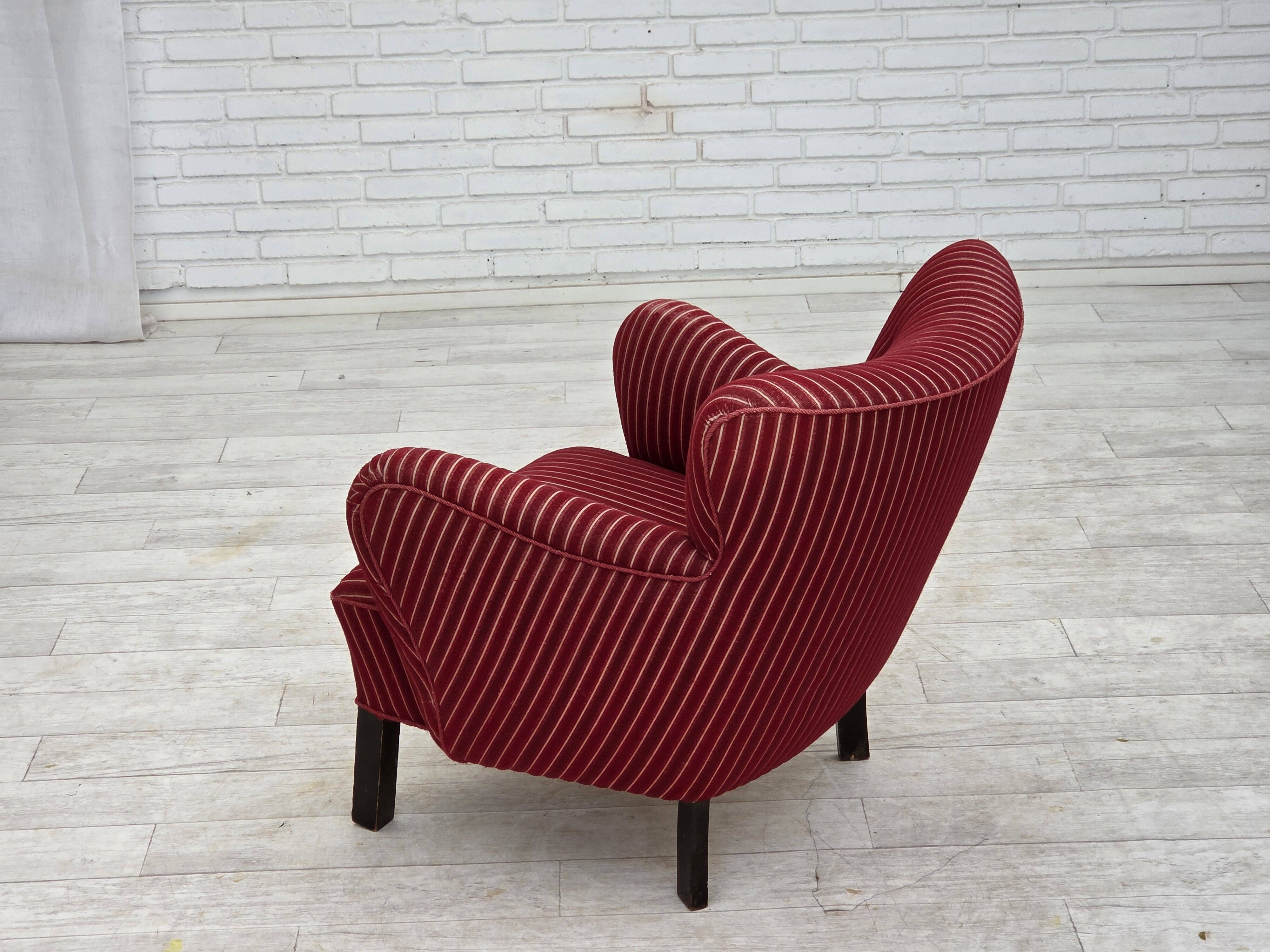 Fauteuil danois des années 1960, en laine de meuble rayée rouge, pieds en bois de chêne.