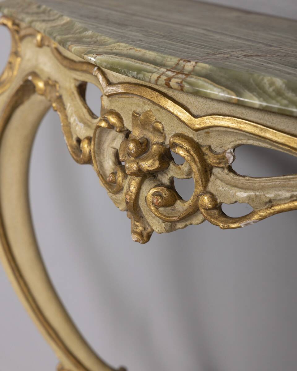 EARLY 20TH CENTURY BAROQUE-STYLE GOLDEN WOOD AND ONYX WALL CONSOLE TABLE