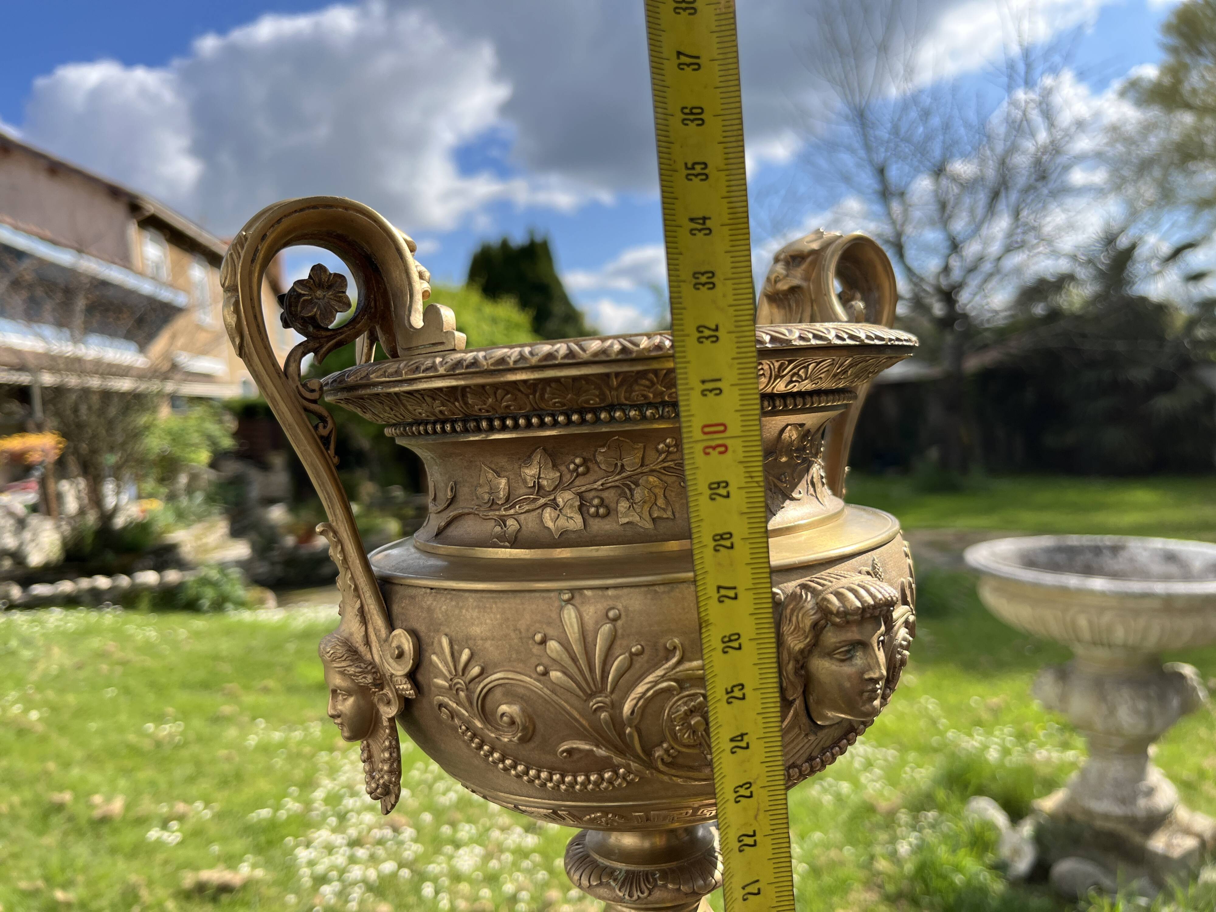 Cassolette Centrepiece in gilded bronze, 19th century Barbedienne style.