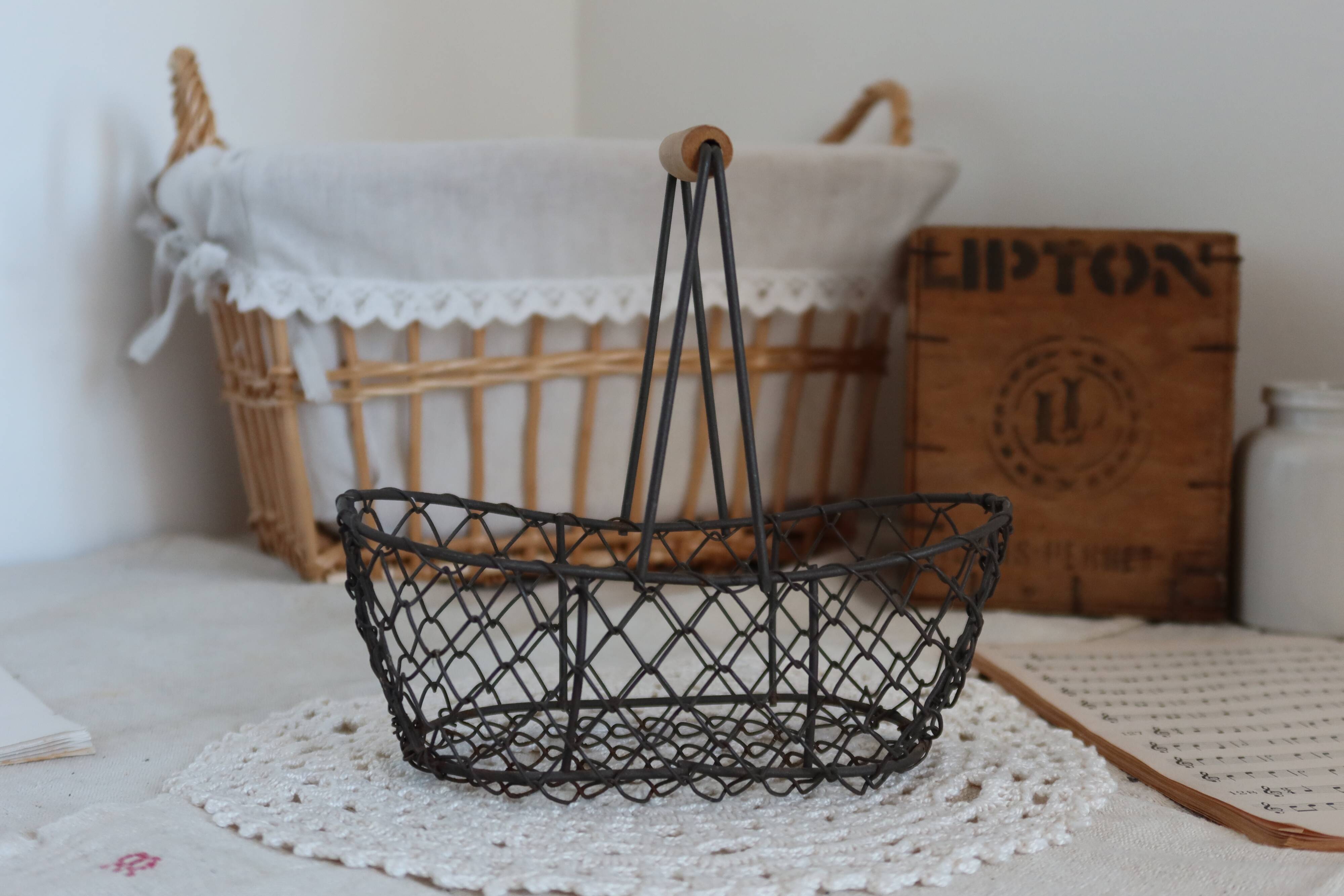 Petit panier à œufs métal et bois vintage rustique