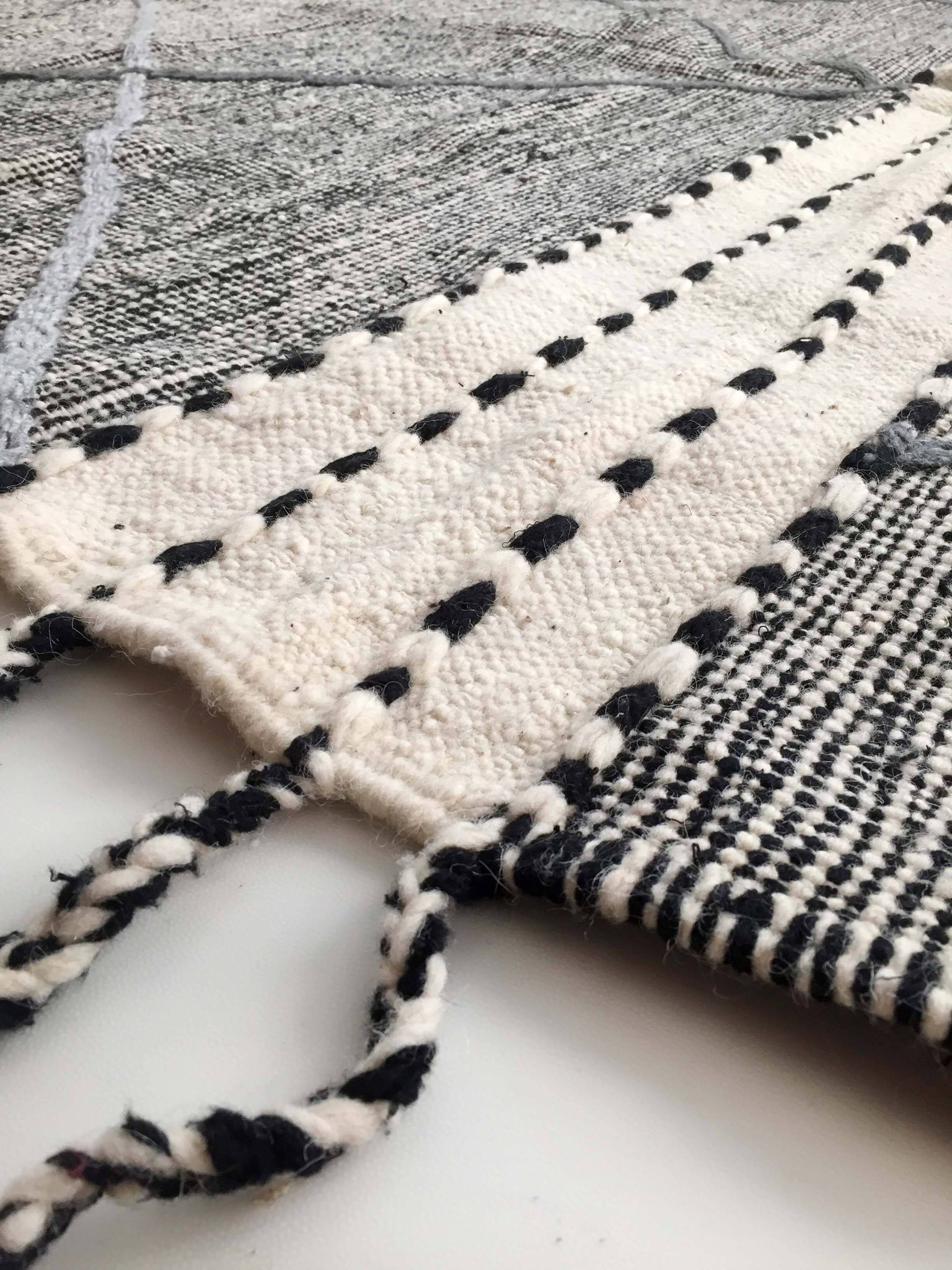 Moroccan Berber kilim Zanafi black and white 3.10x1.80m
