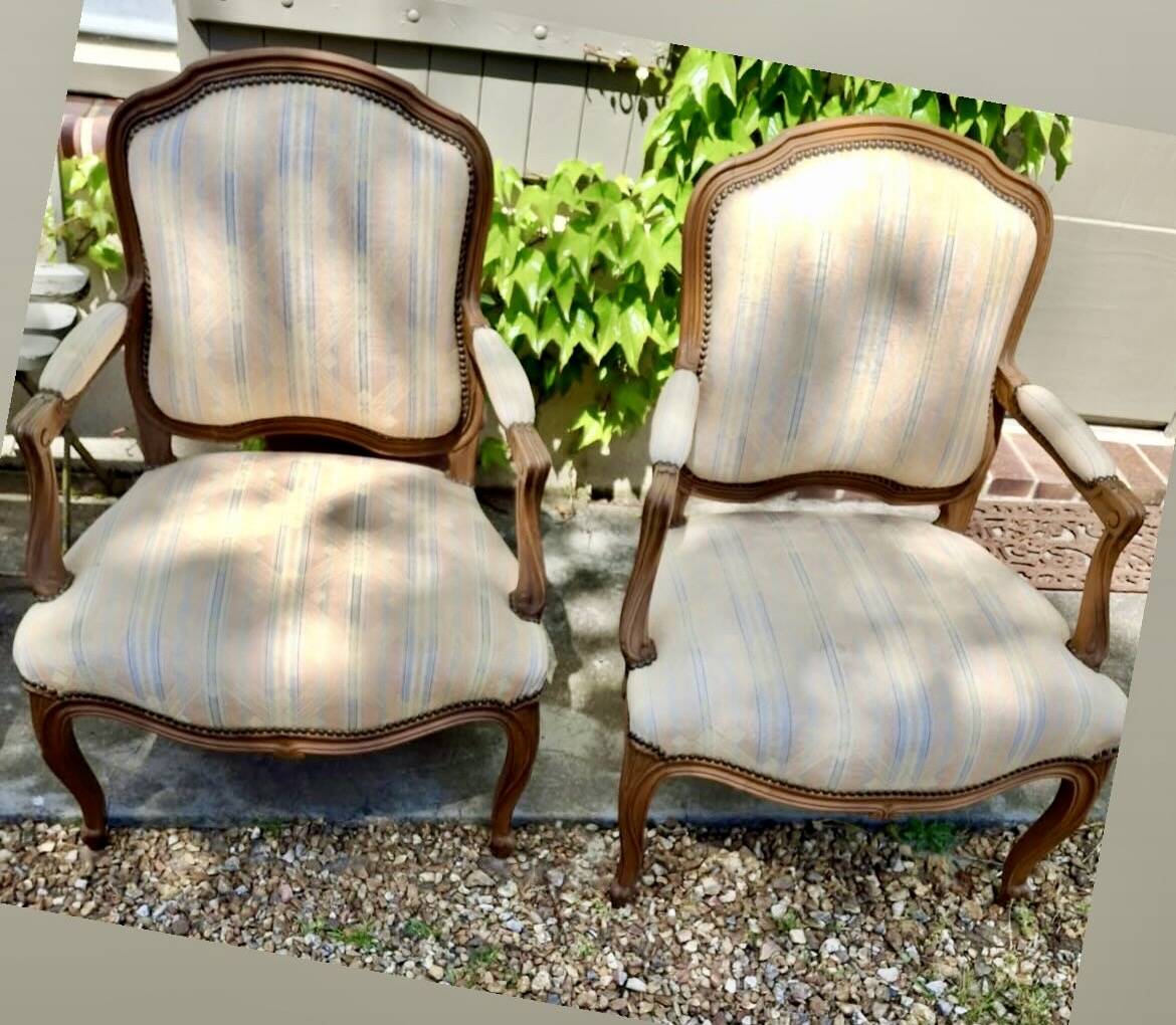 Paire de fauteuils style Louis XV
