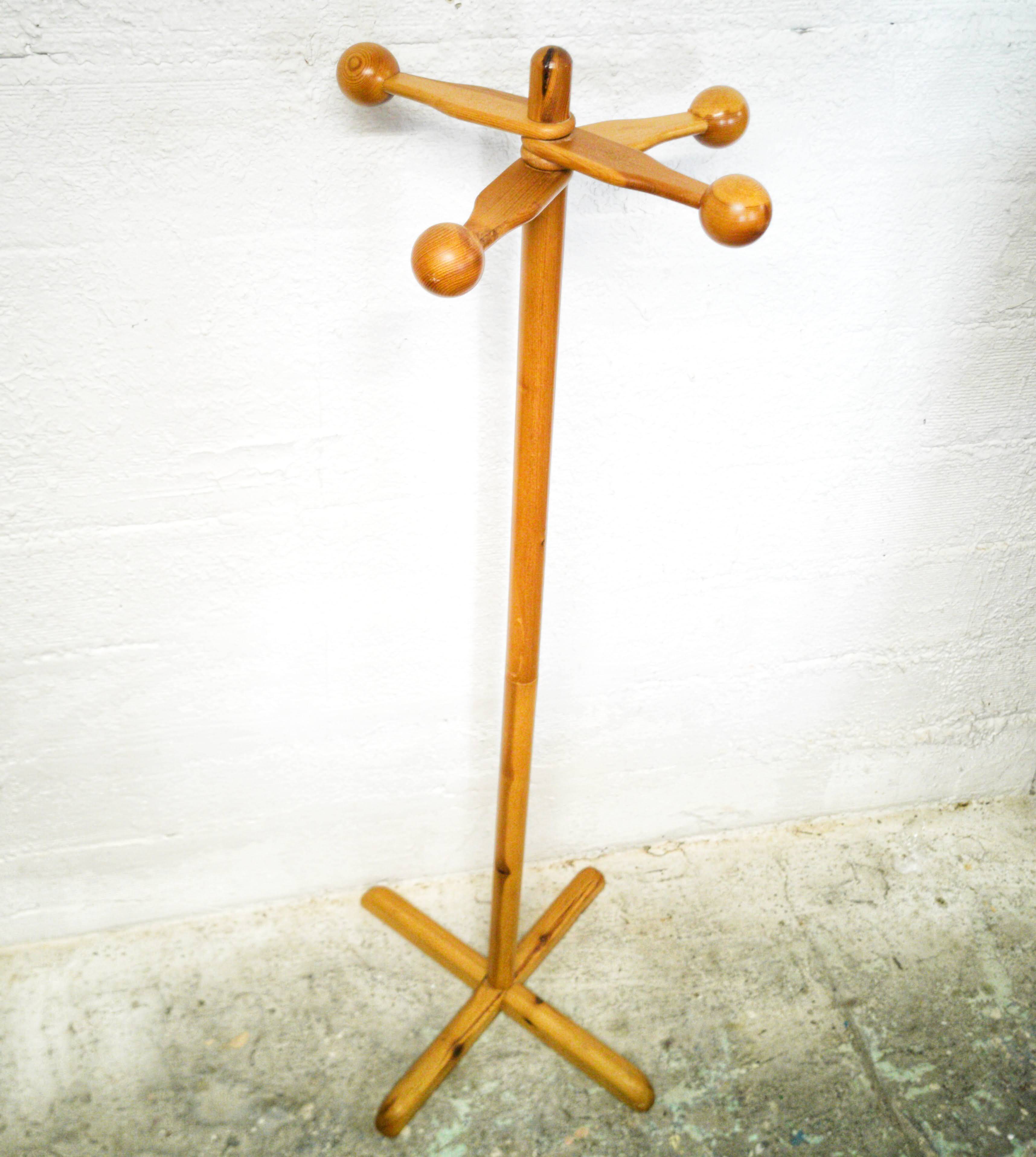 Porte-manteau sur pied en pin