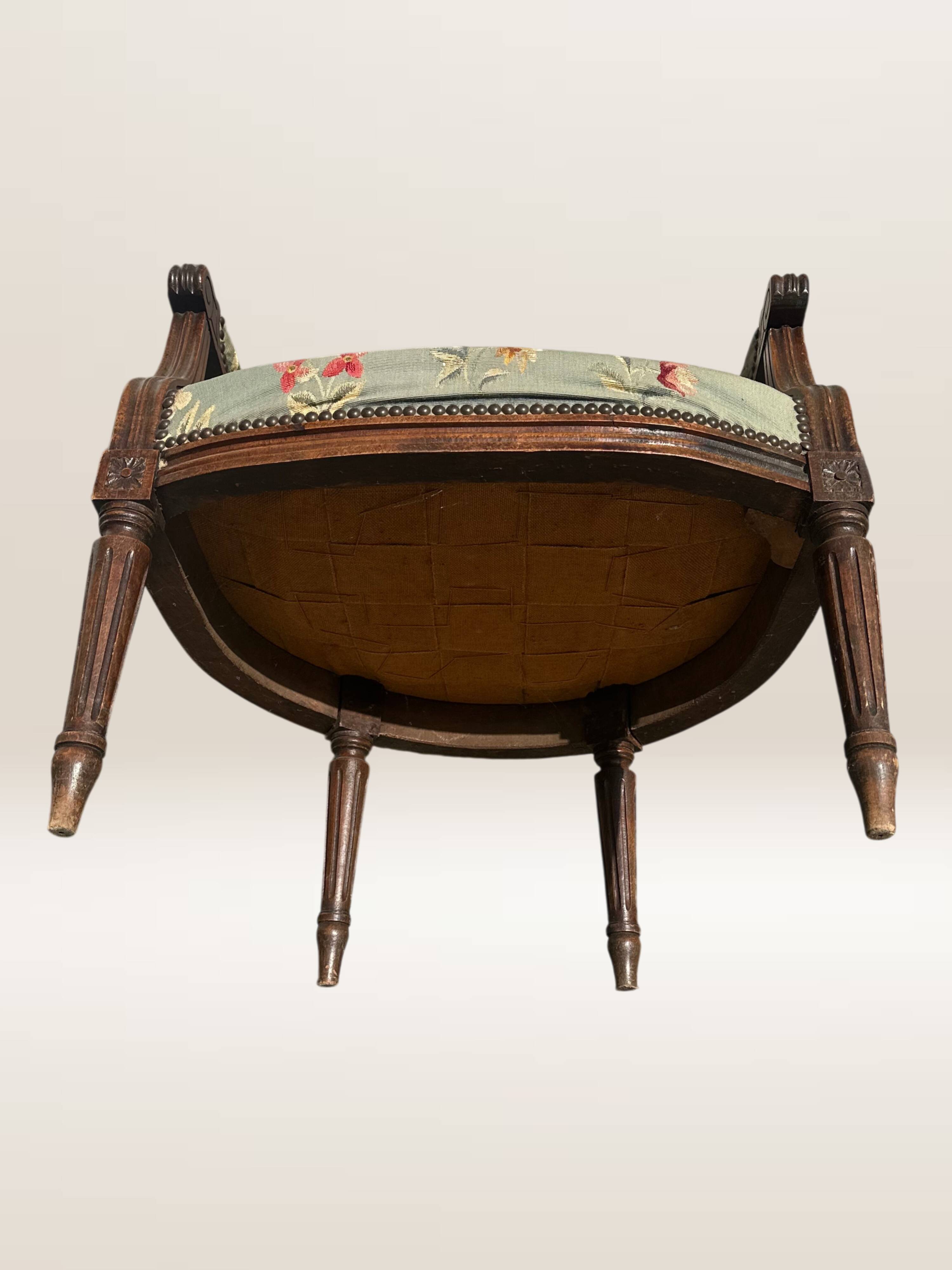 Fauteuil médaillon de style Louis XVI