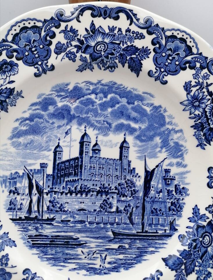 Dessert plates in English porcelain