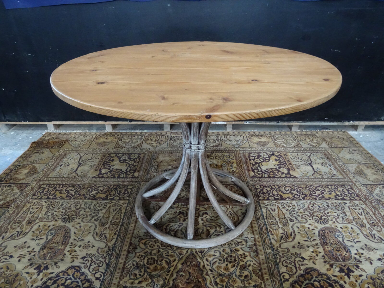 Tulip footing round table
