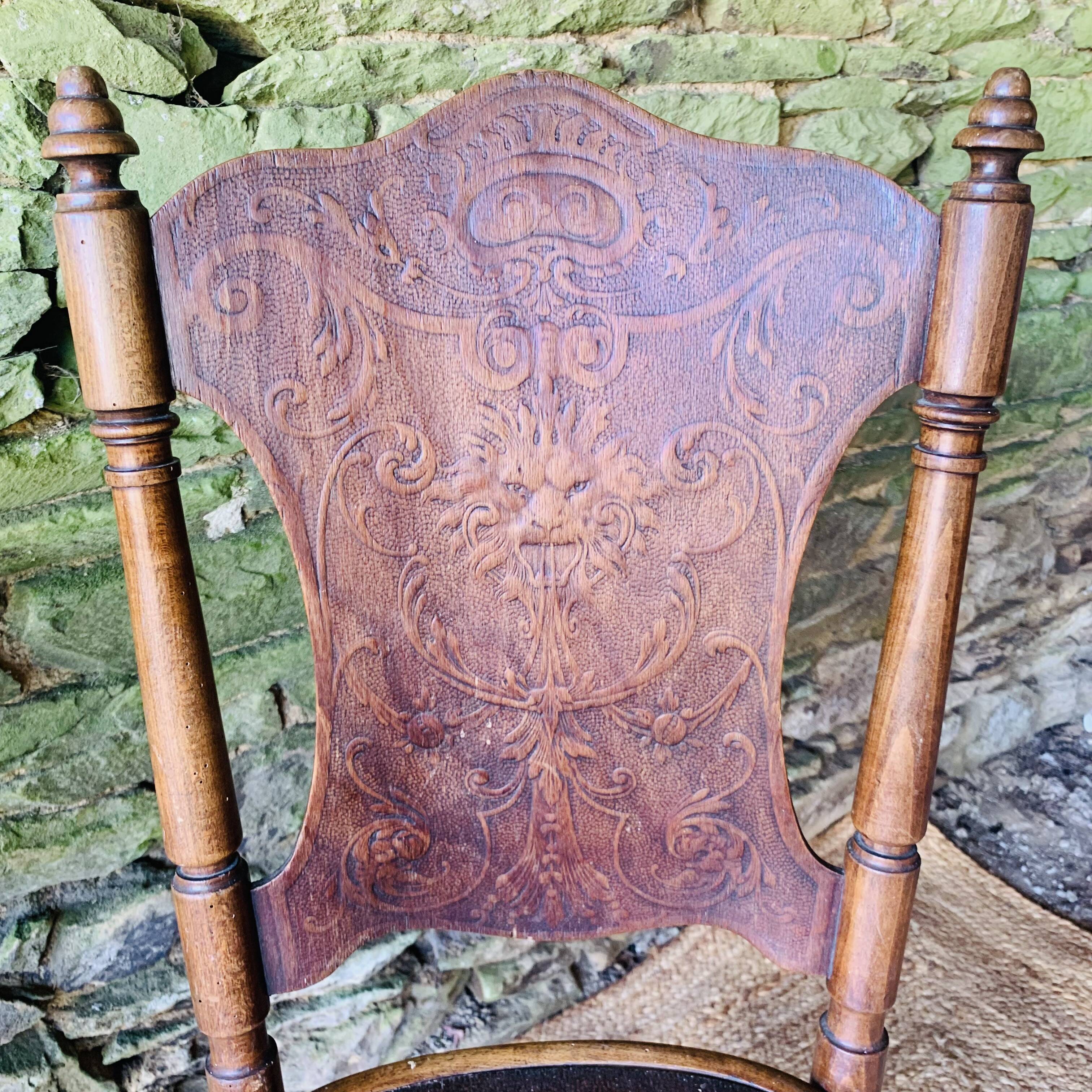 Paire de 2 chaises avec motifs en relief